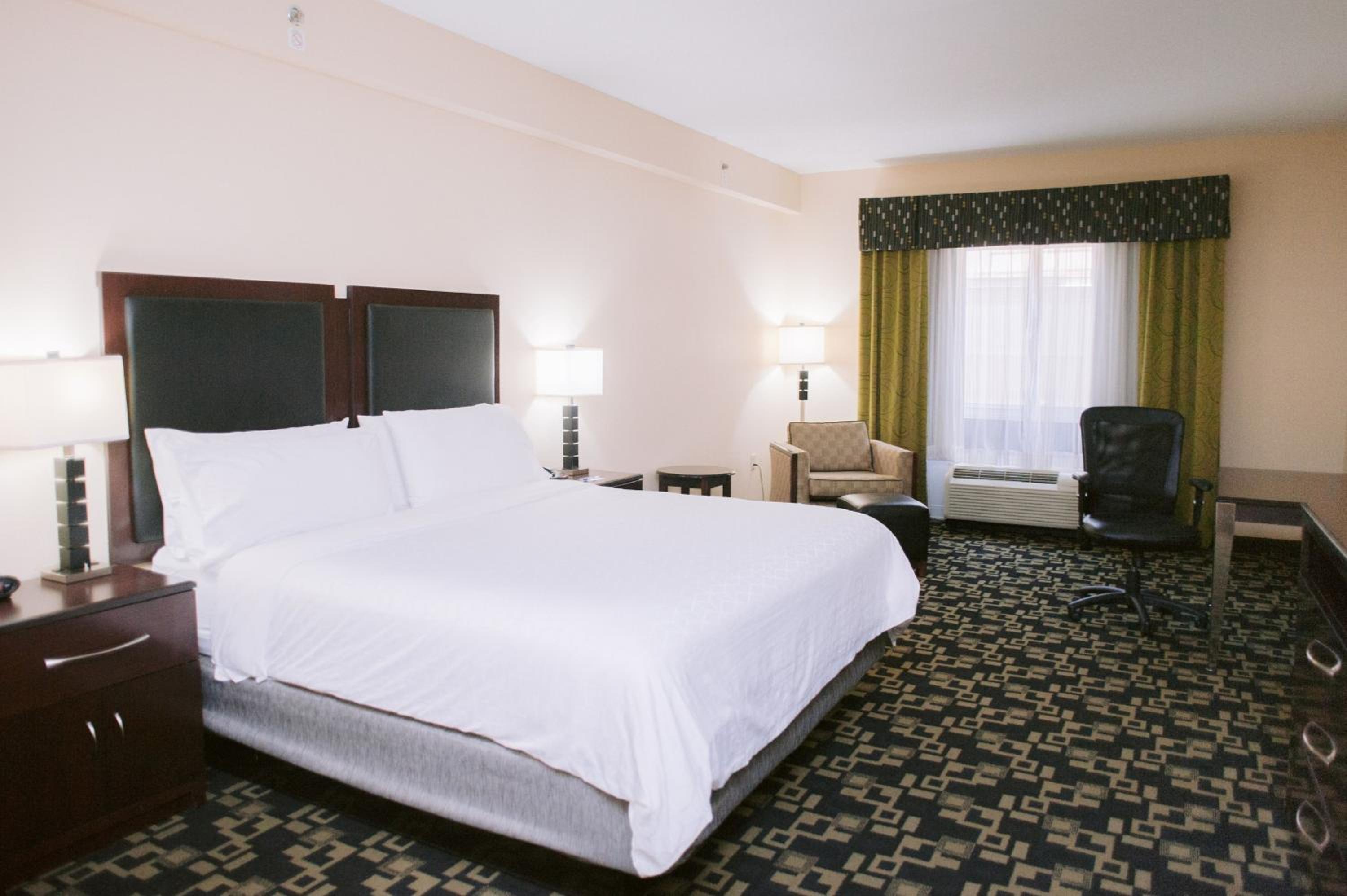 Standard King Room - Photo 10