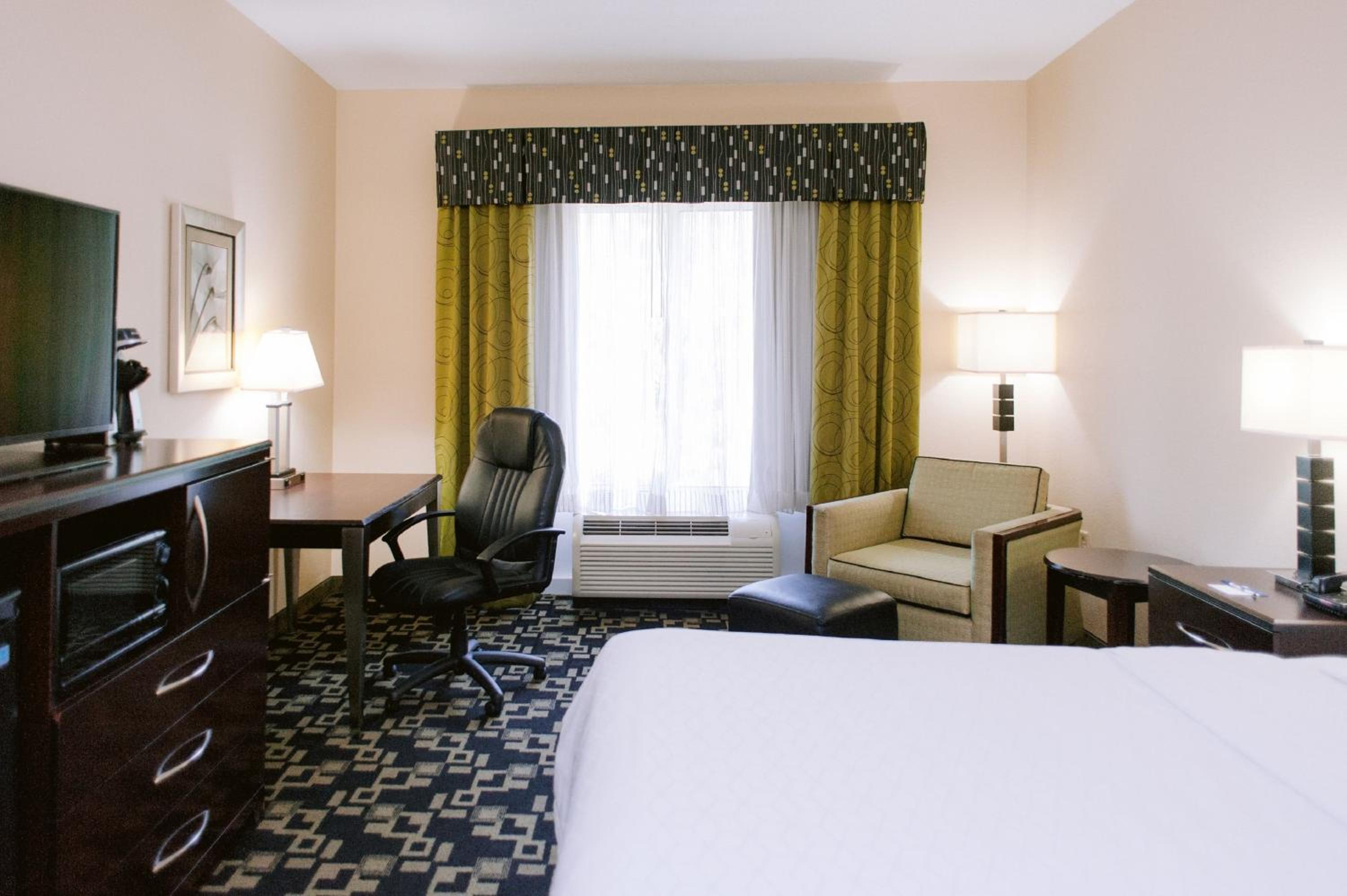 Standard King Room - Photo 8