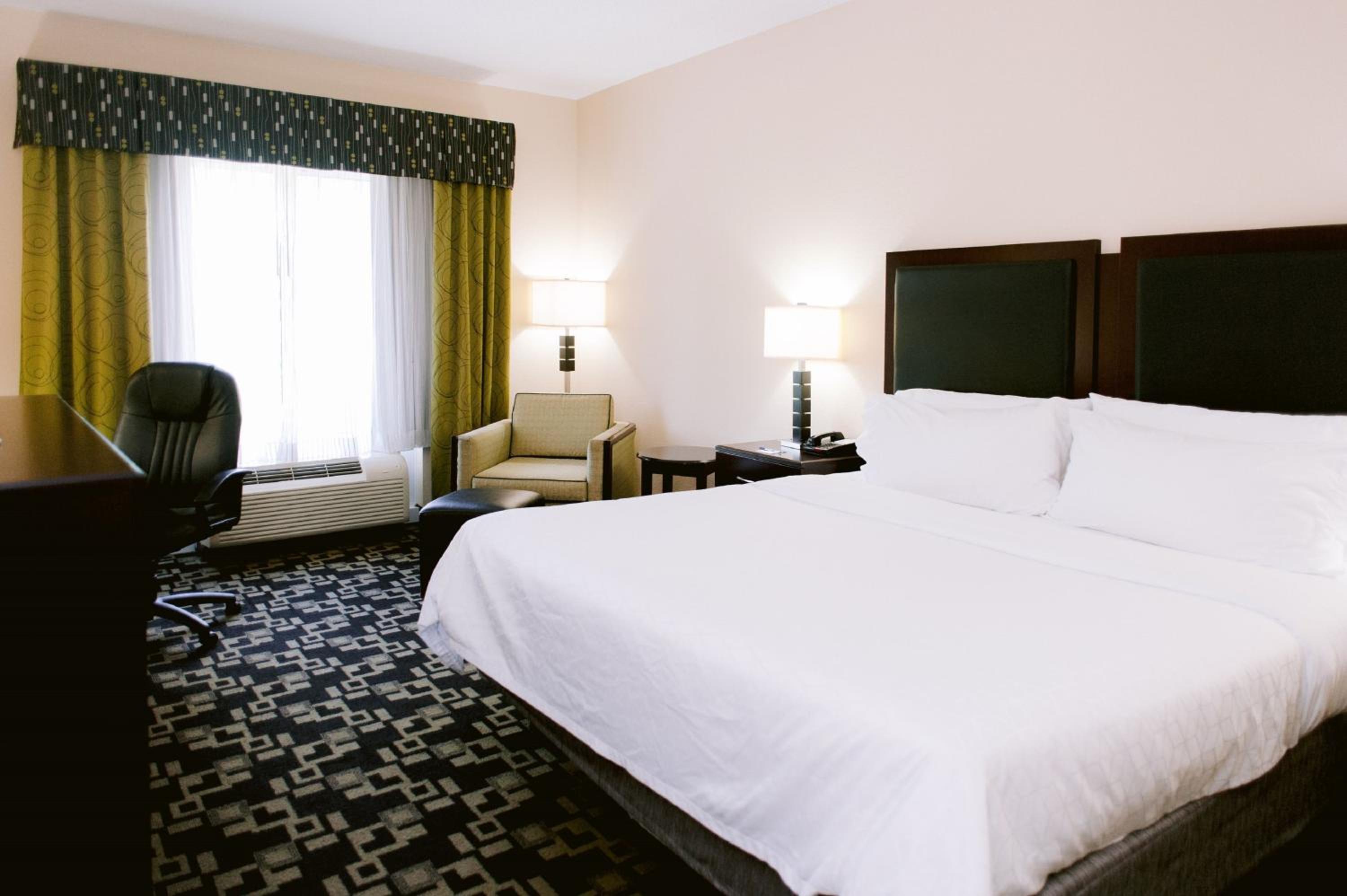 Standard King Room - Photo 11