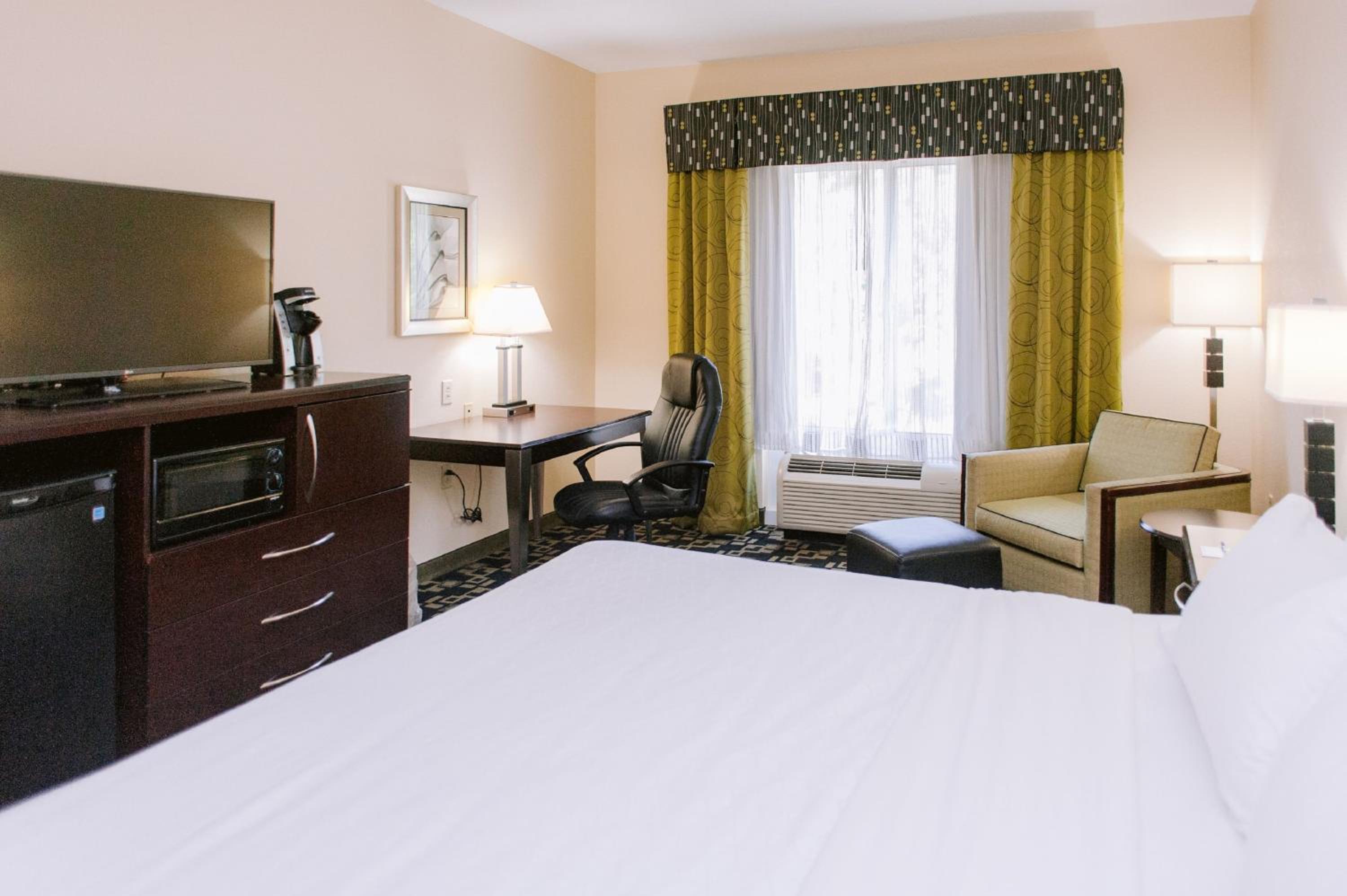 Standard King Room - Photo 6