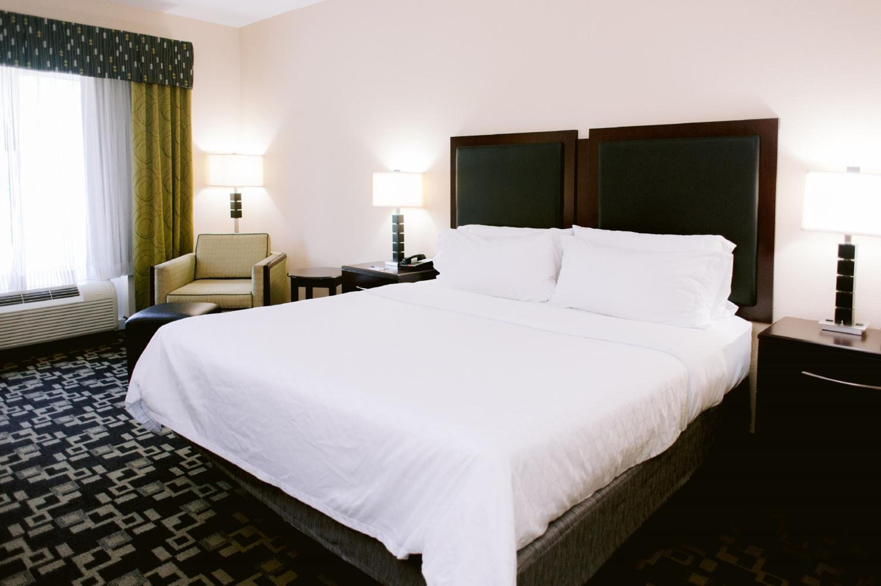 Standard King Room - Photo 5
