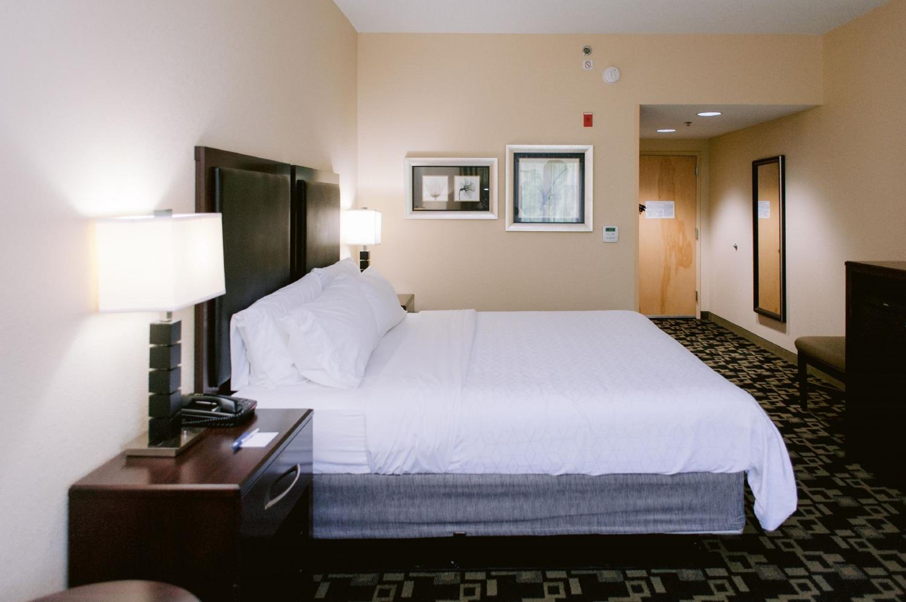 Standard King Room - Photo 7