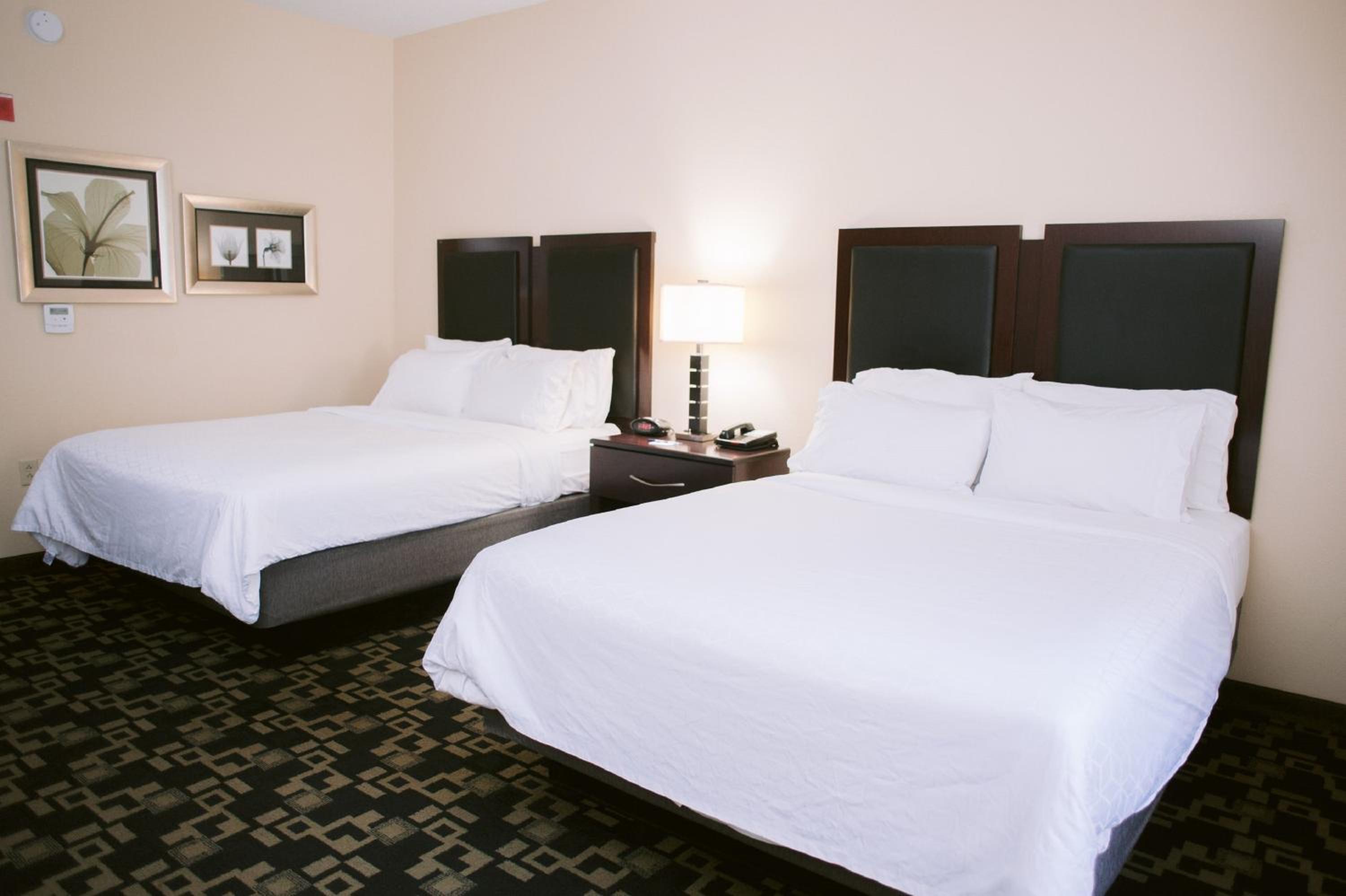Standard Room with Two Queen Beds - Photo 3