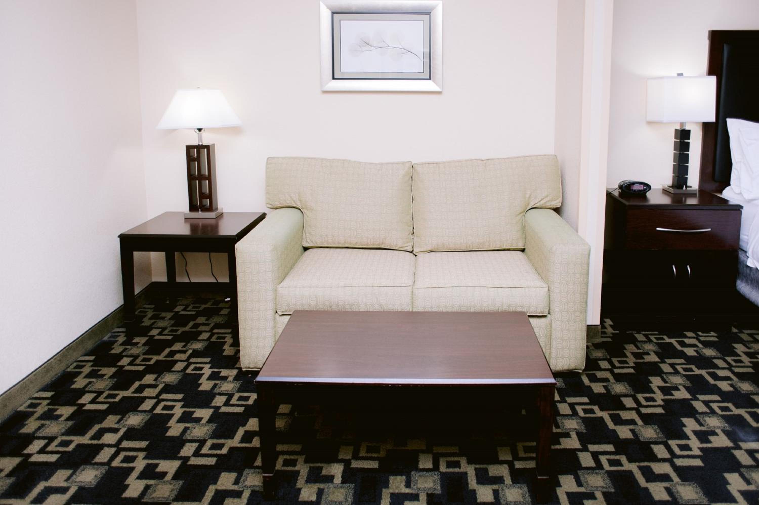 Queen Suite with Two Queen Beds and Single Sofa Bed - Photo 5
