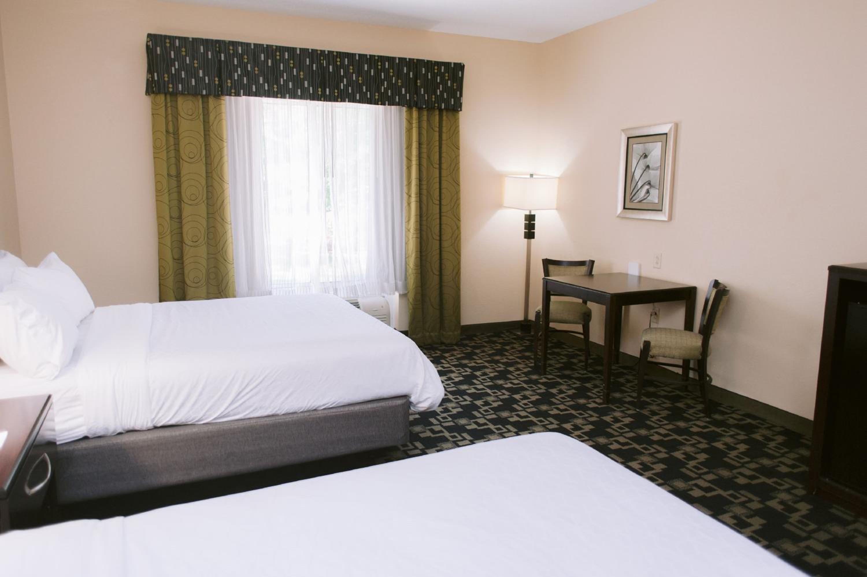 Standard Room with Two Queen Beds - Photo 7