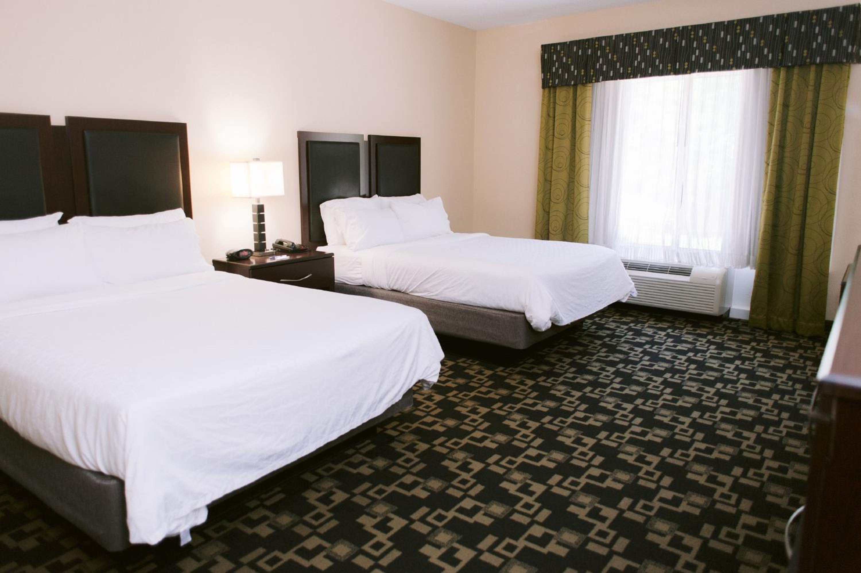 Standard Room with Two Queen Beds - Photo 4