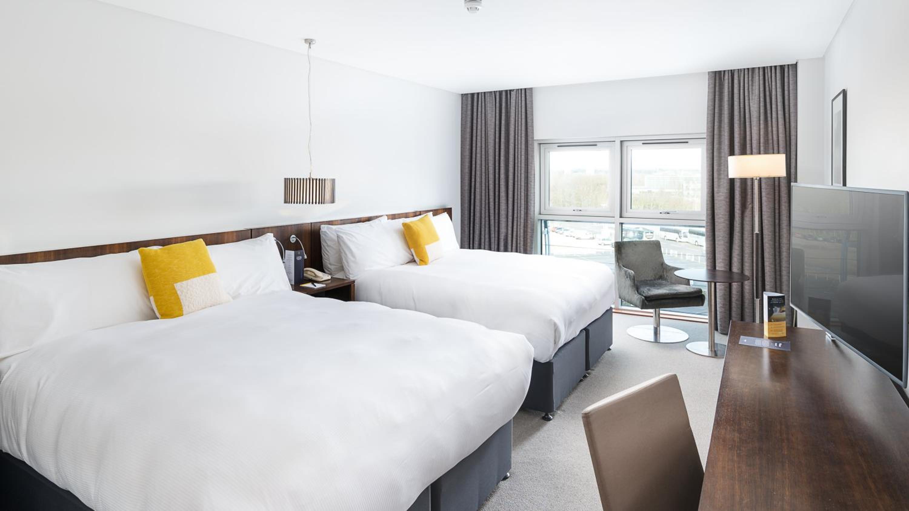 Premium Queen Room with Two Queen Beds - Photo 5