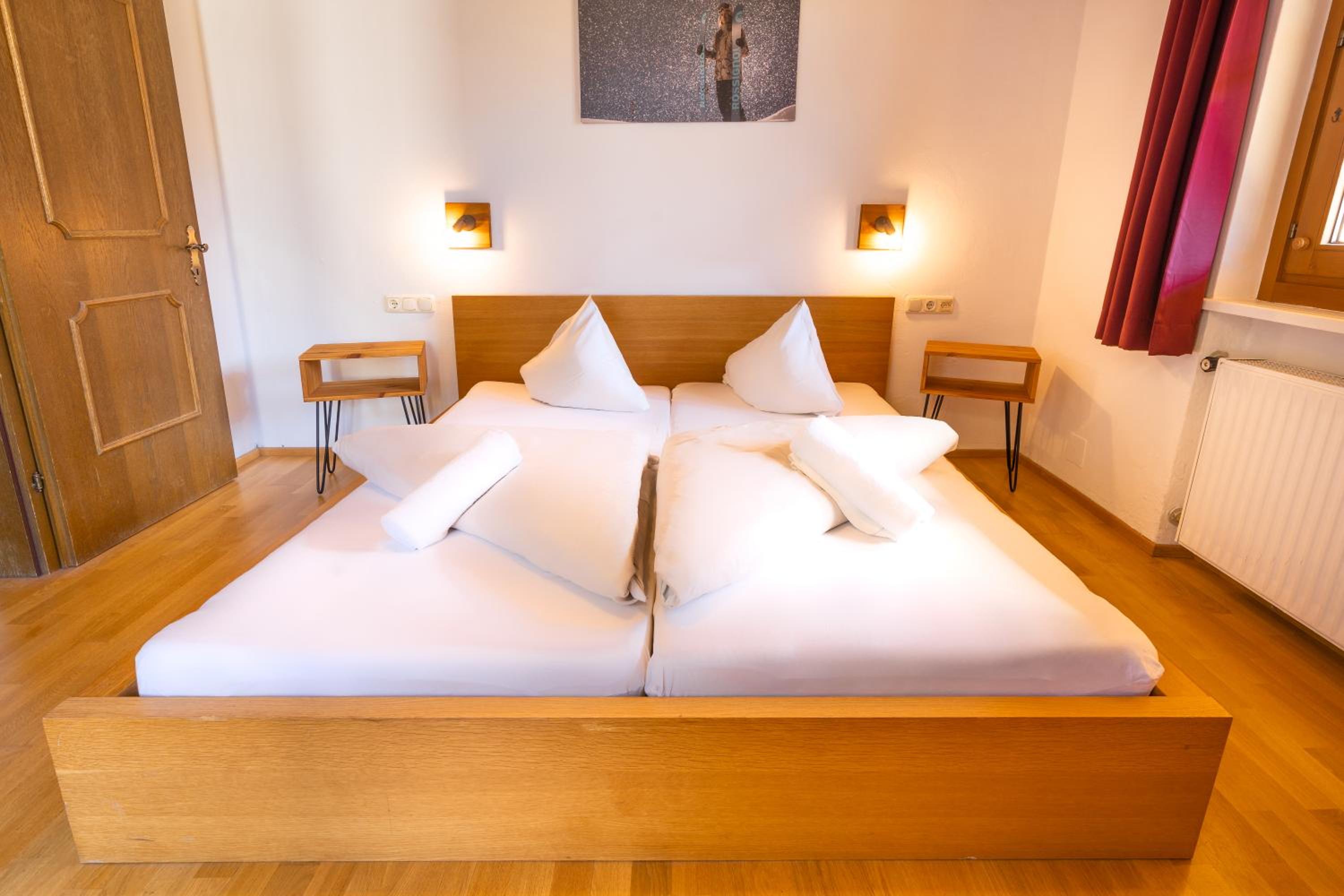 Double Room with Balcony - Photo 10