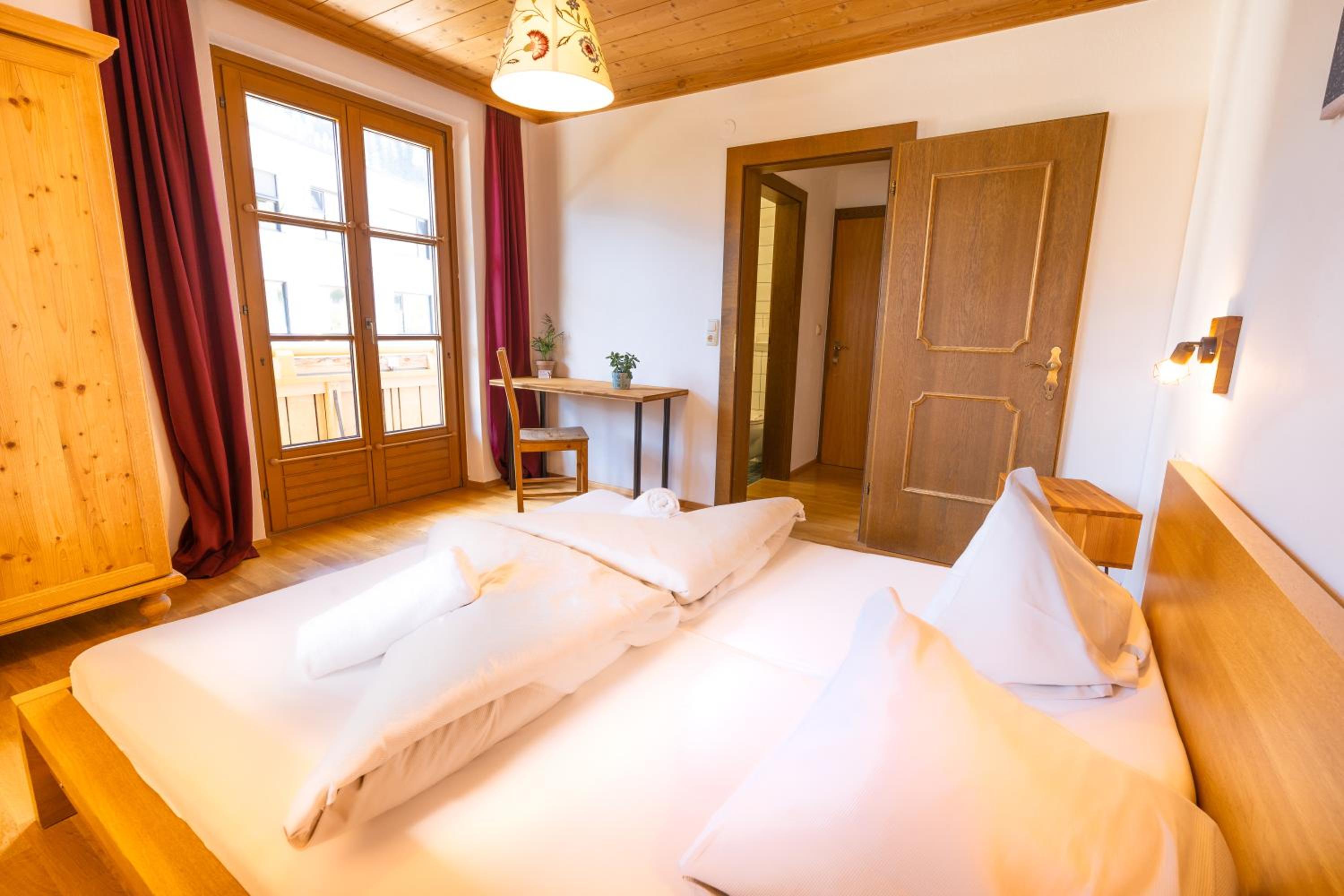 Double Room with Balcony - Photo 12