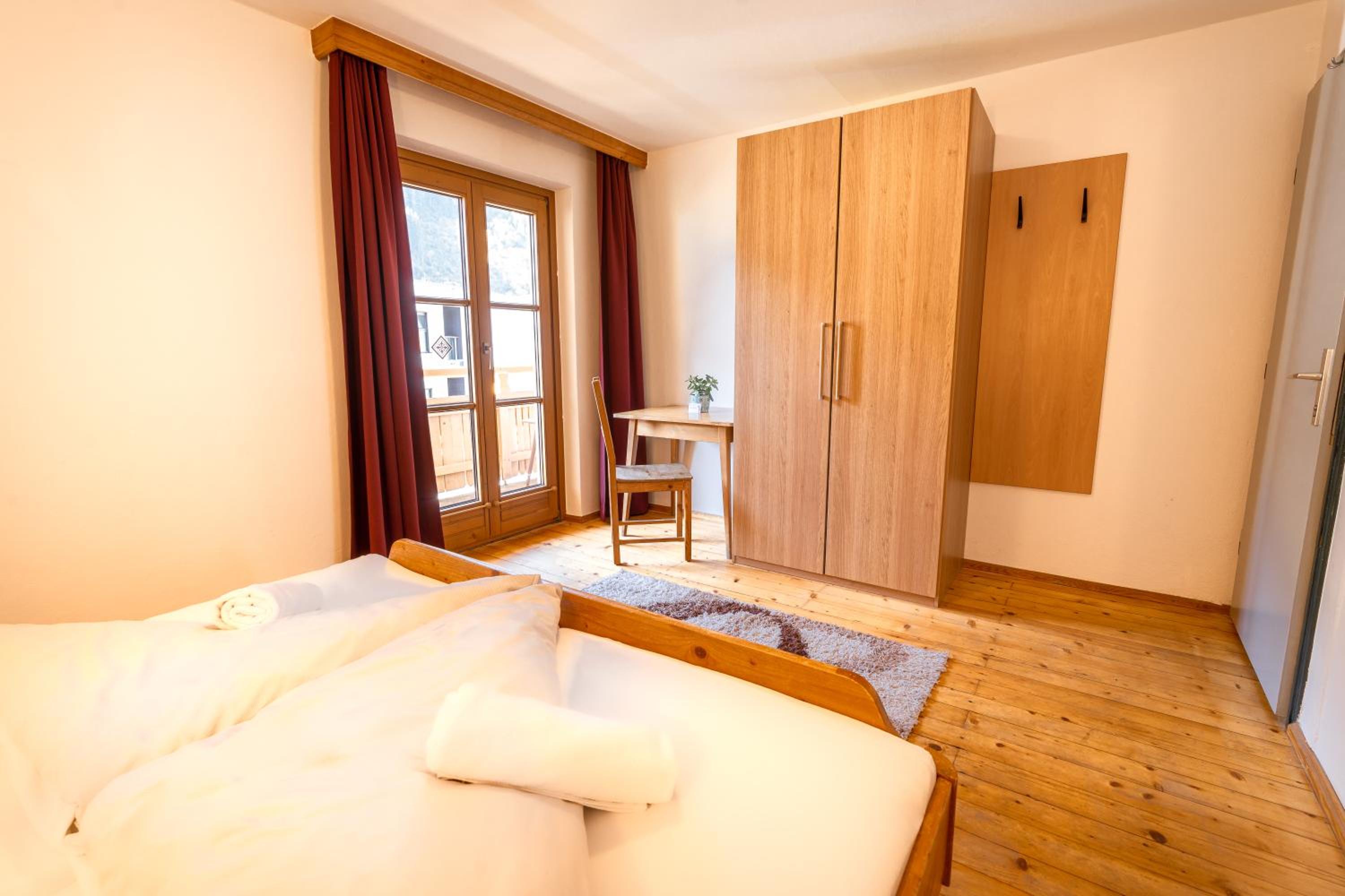 Double Room with Balcony - Photo 4