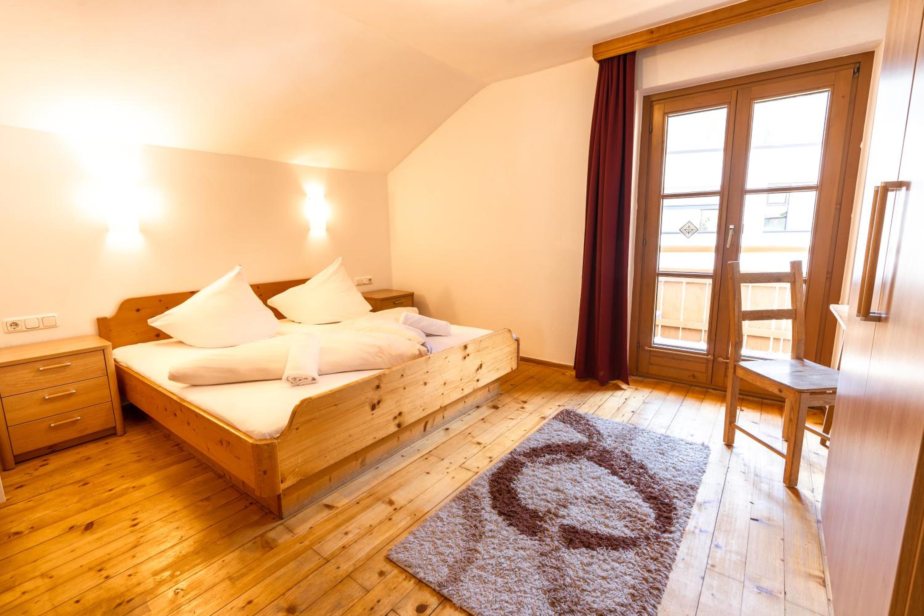 Double Room with Balcony - Photo 3