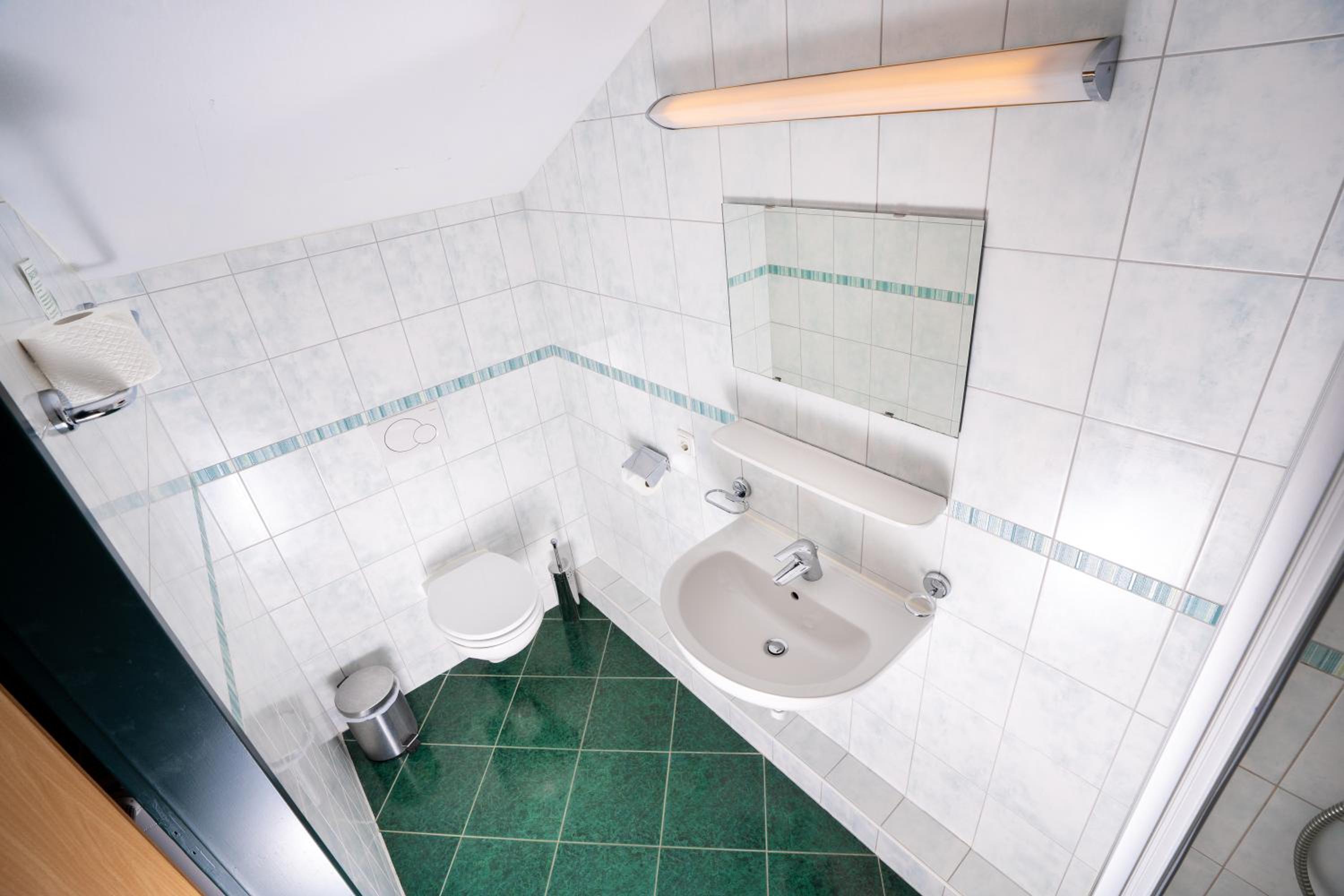 Double Room with Balcony - Photo 8