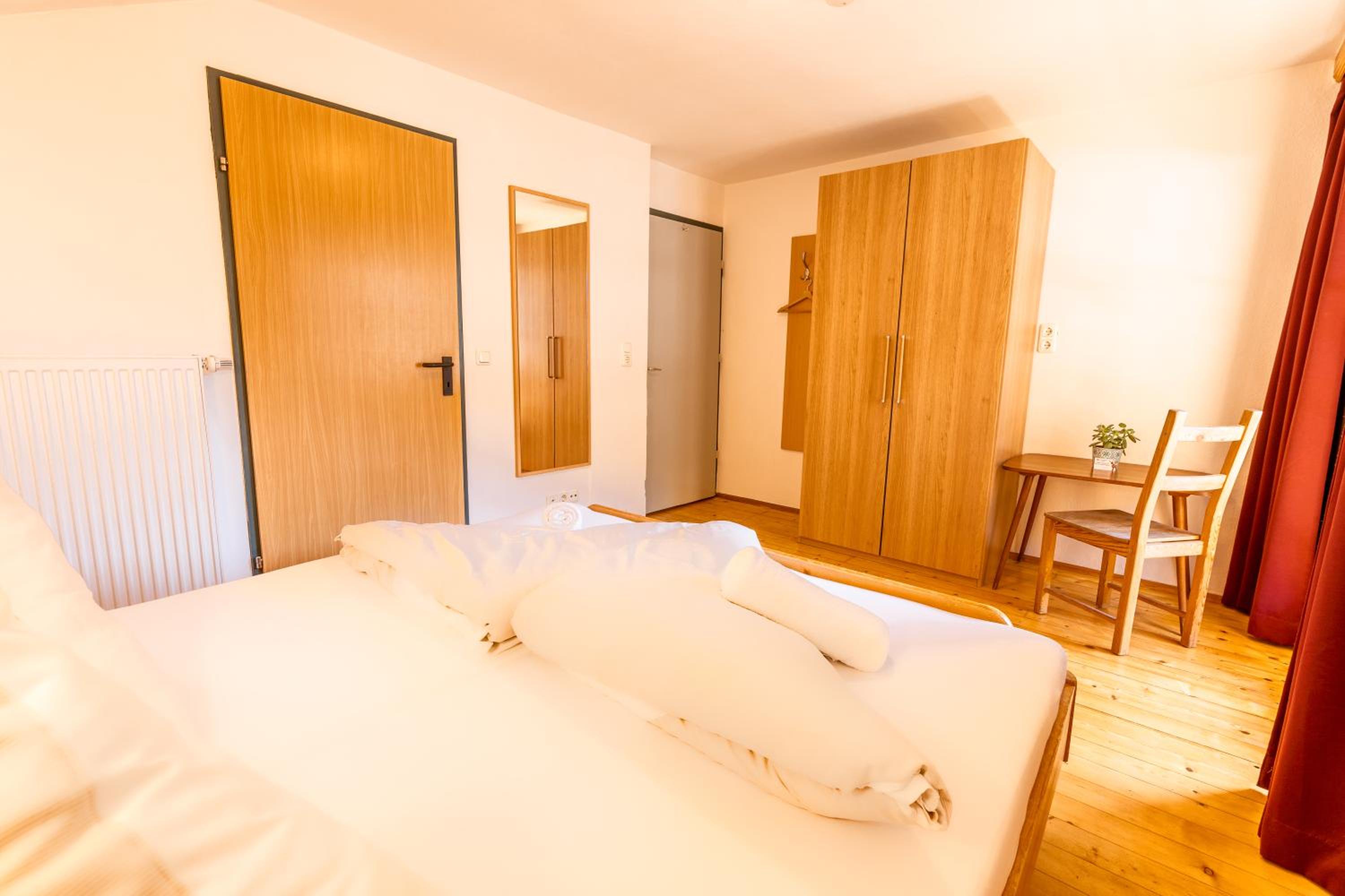 Double Room with Balcony - Photo 6
