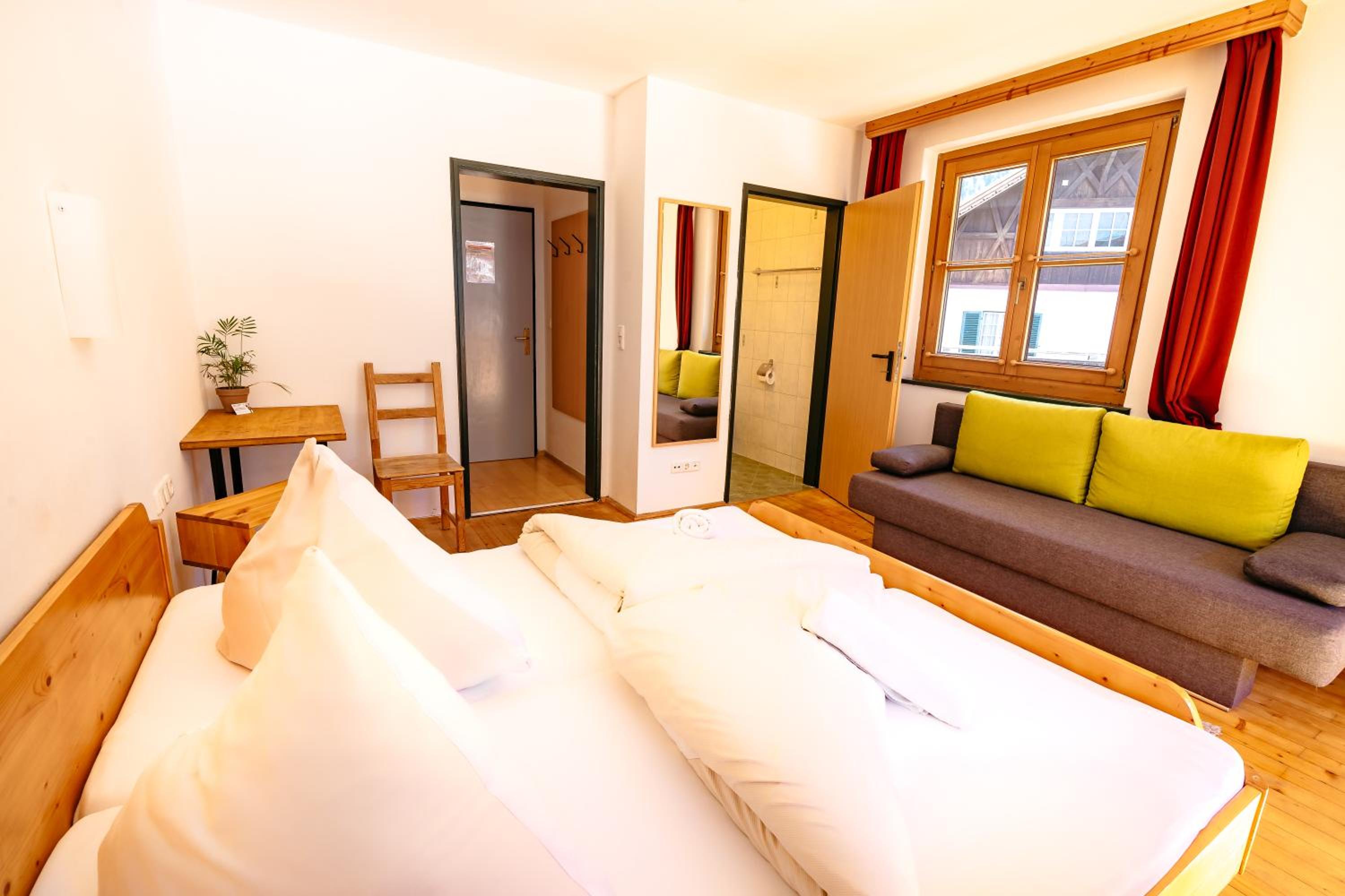 Triple Room with Balcony - Photo 12