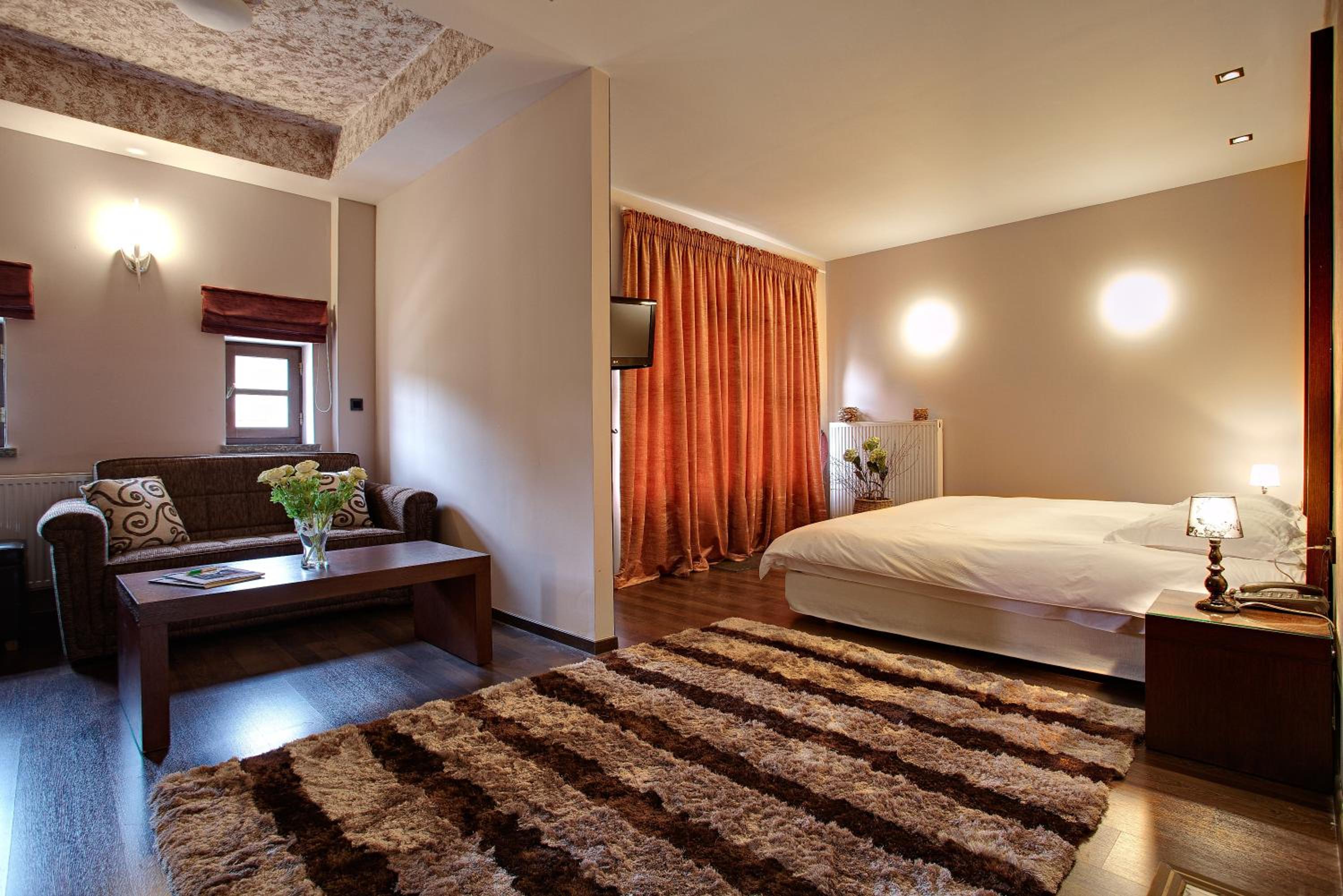 King Suite with Spa Bath - Photo 1