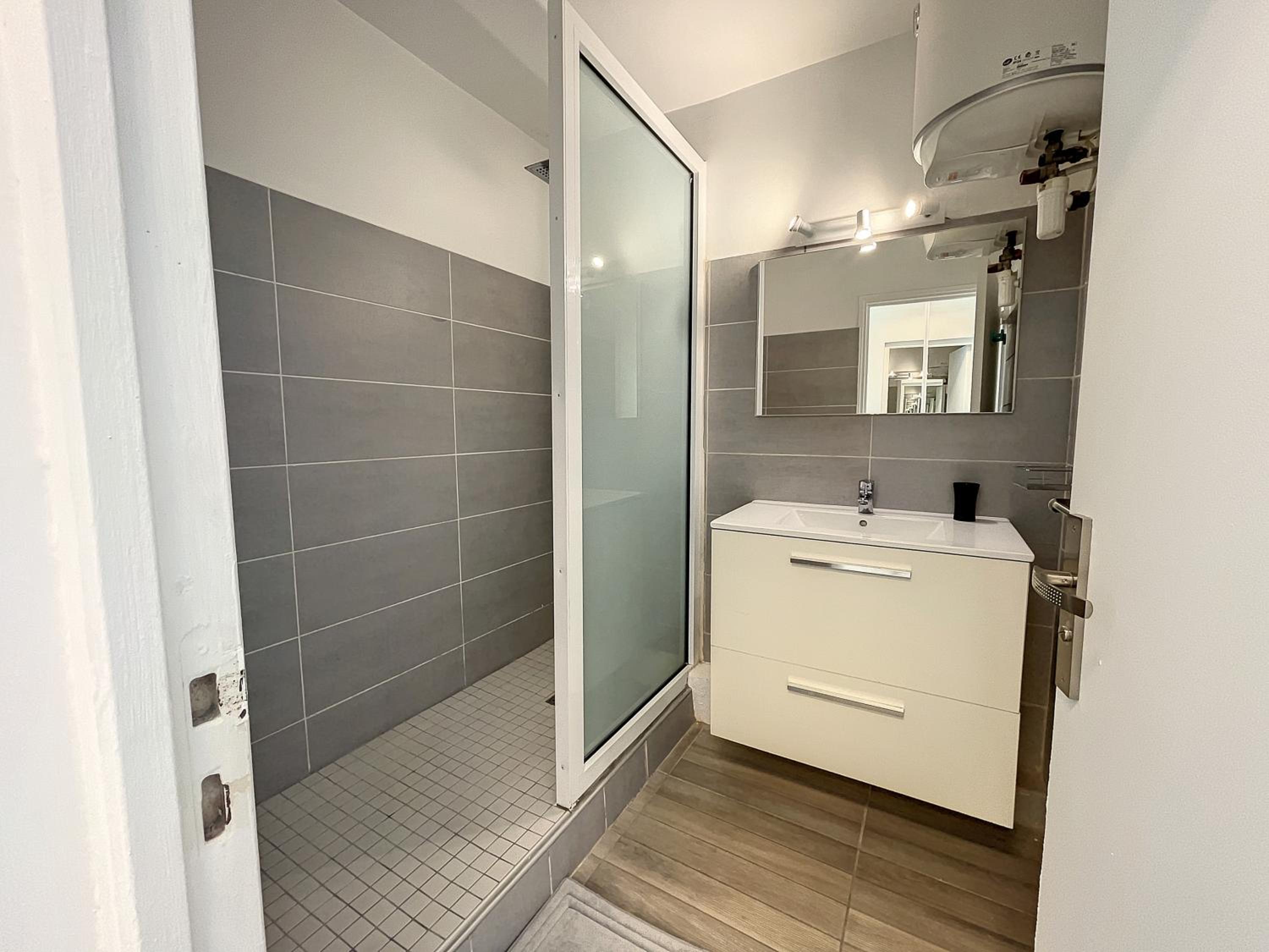 One-Bedroom Apartment - Photo 2