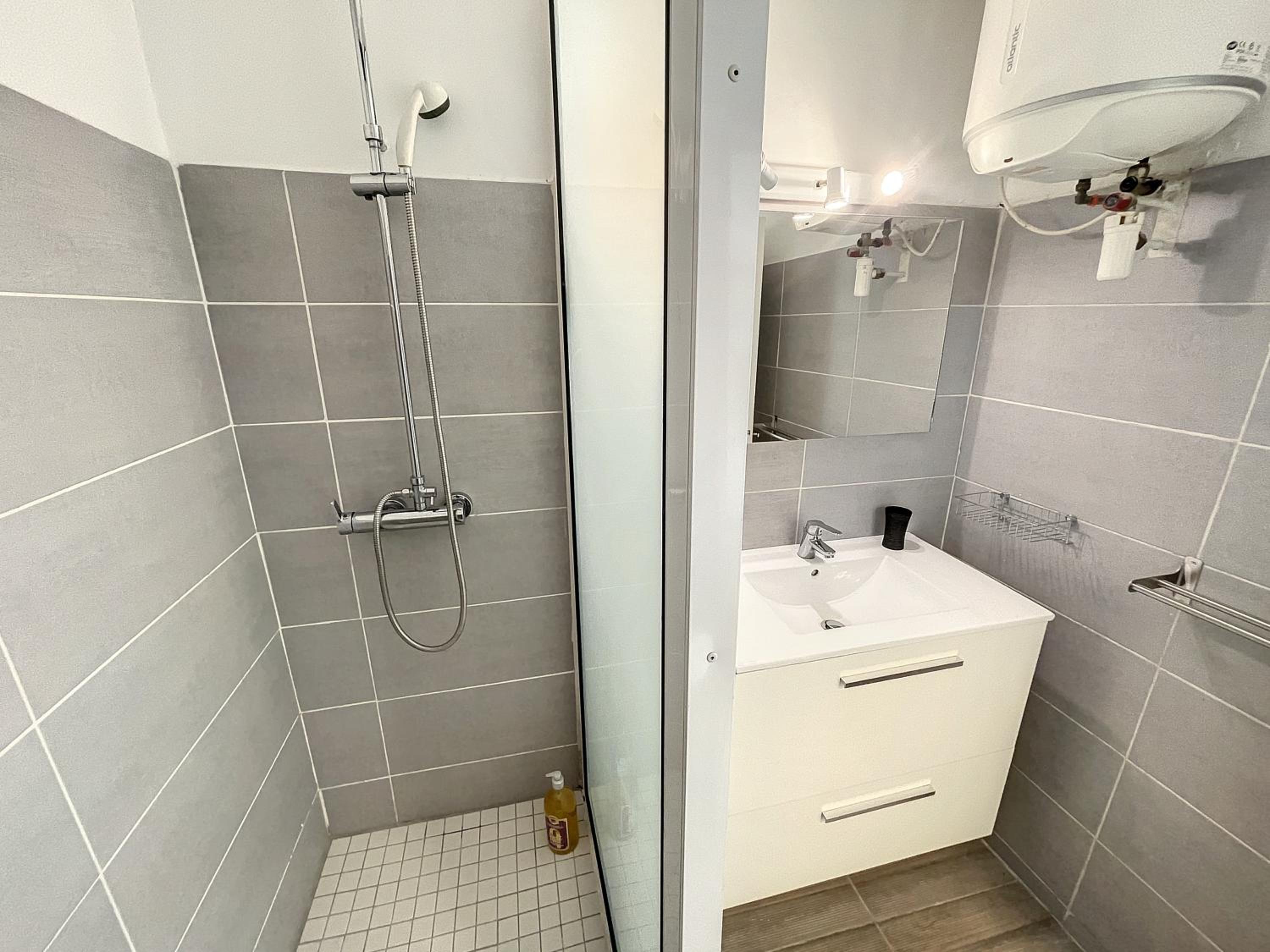 One-Bedroom Apartment - Photo 6