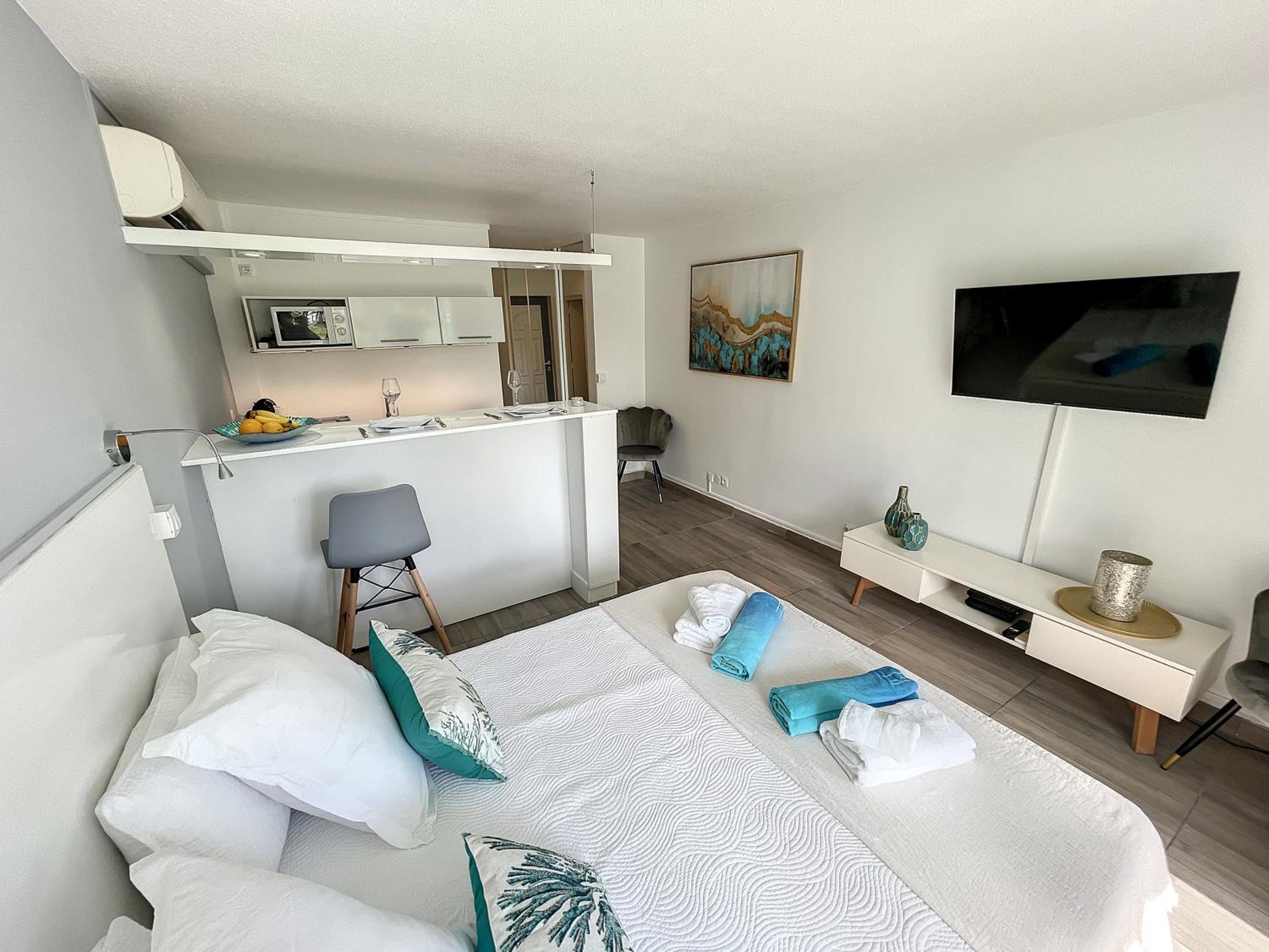 One-Bedroom Apartment - Photo 7