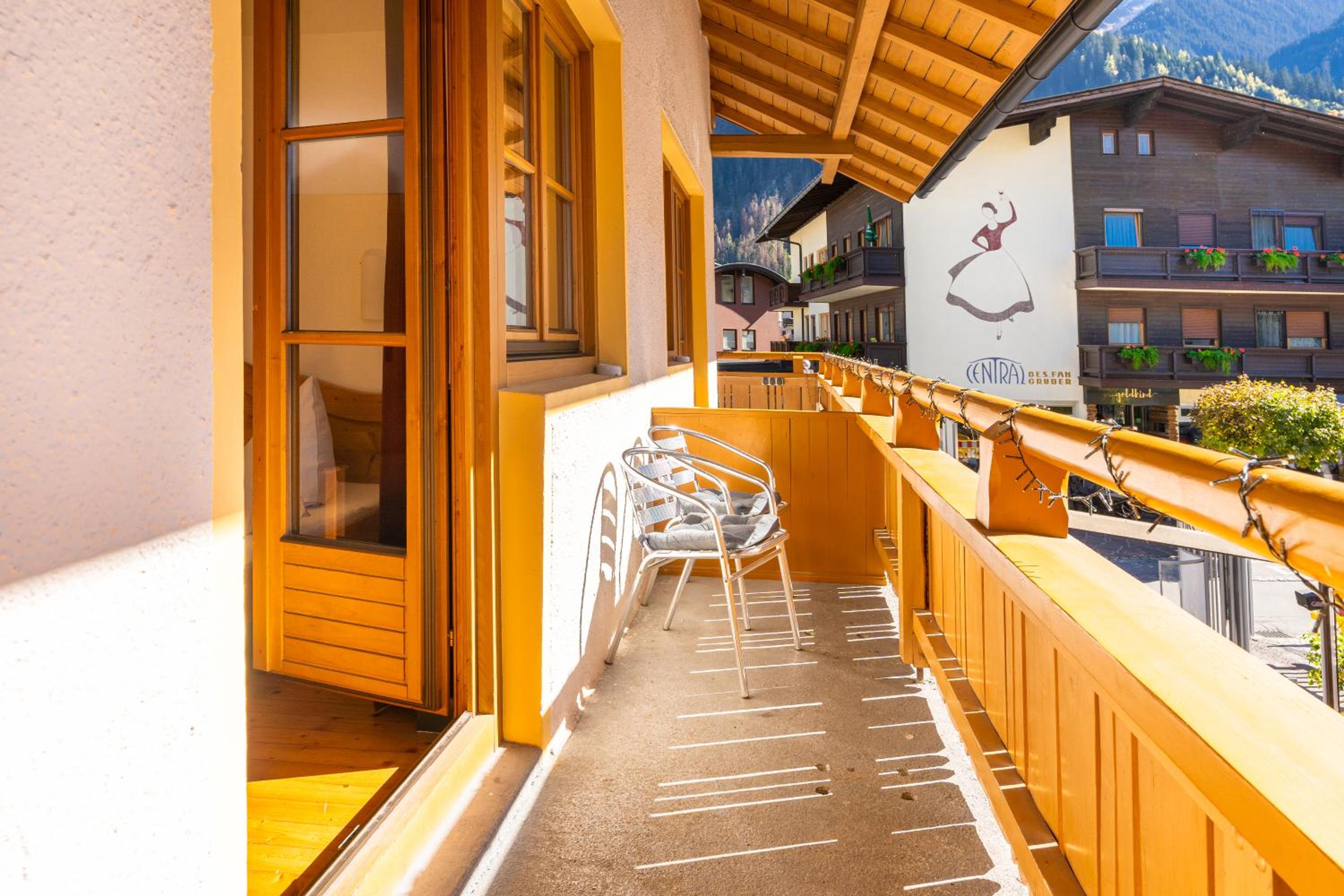 Triple Room with Balcony - Photo 23