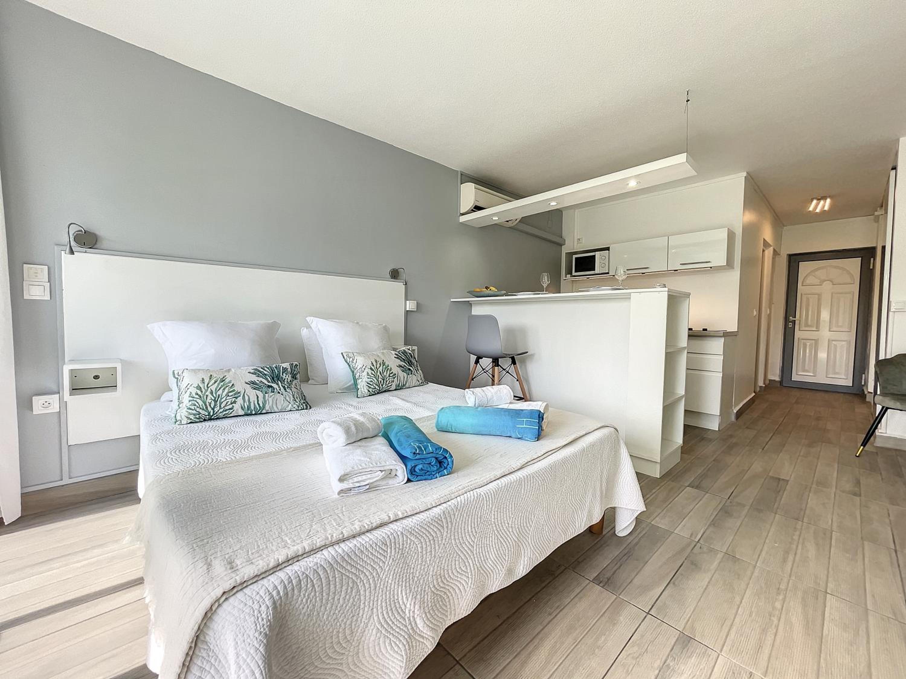 One-Bedroom Apartment - Photo 8