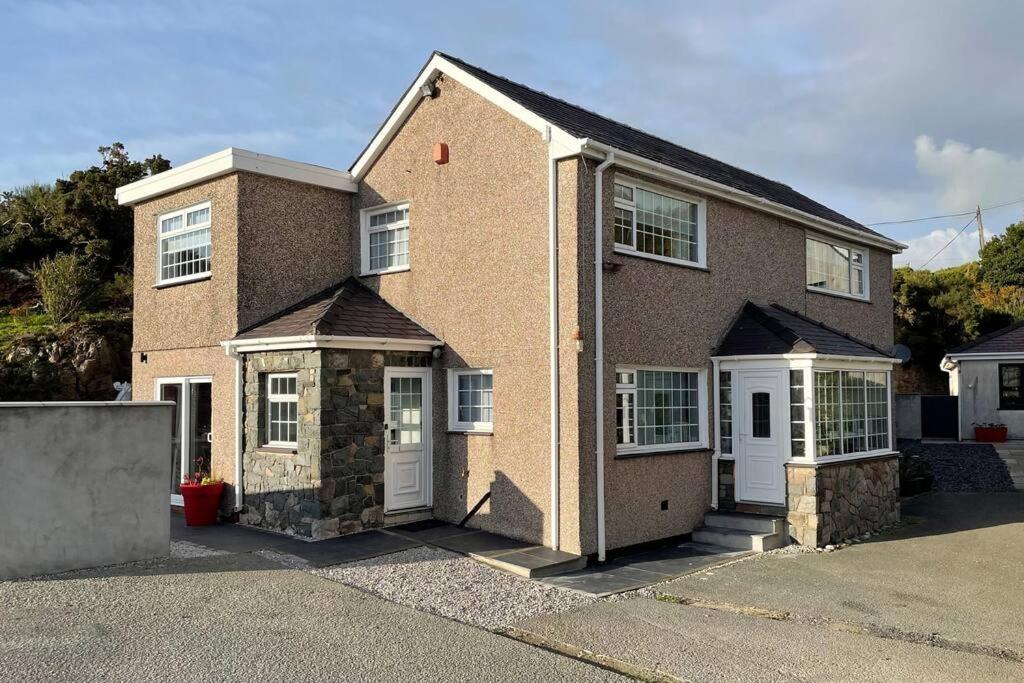 Three-Bedroom House photo 2