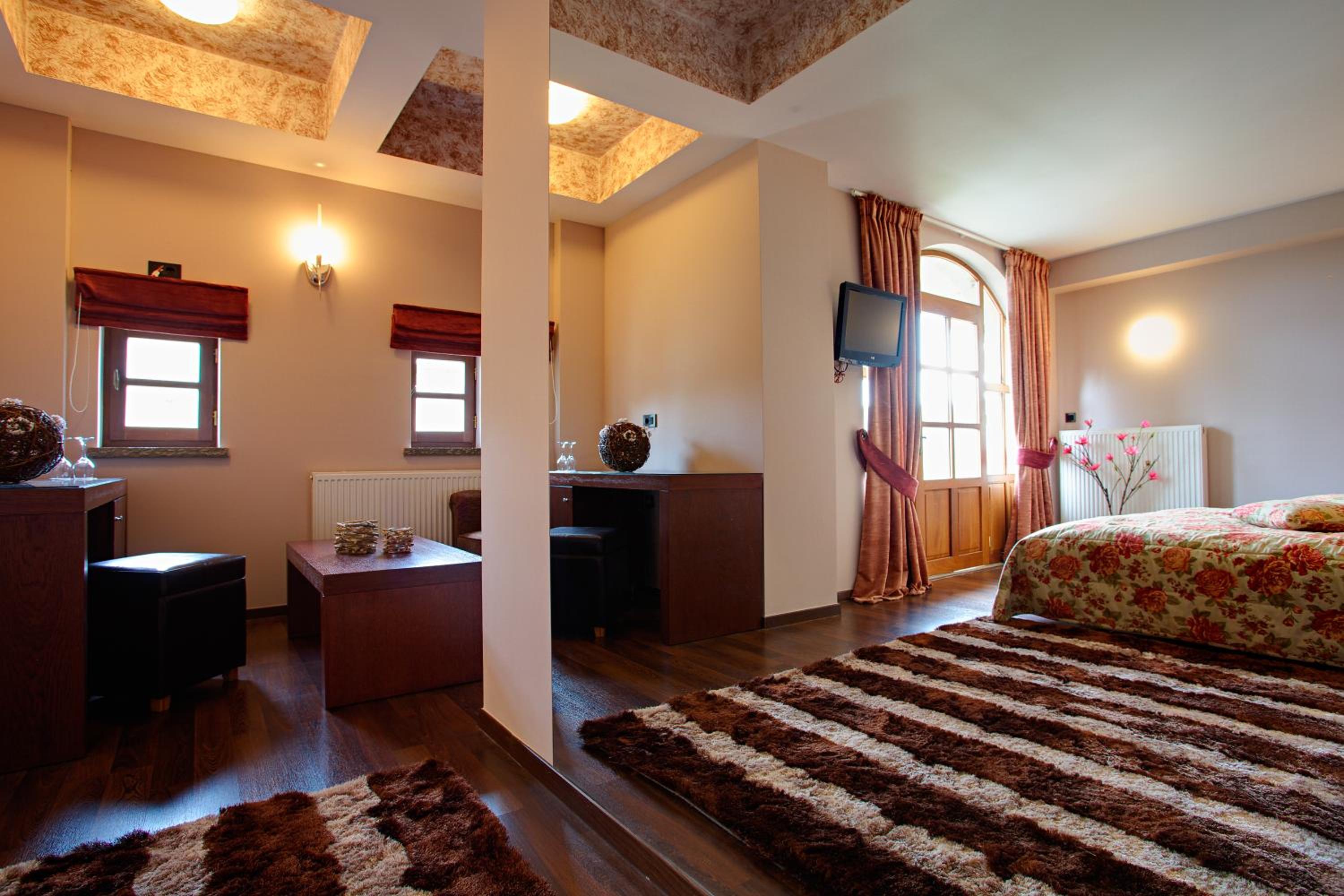 King Suite with Spa Bath - Photo 18