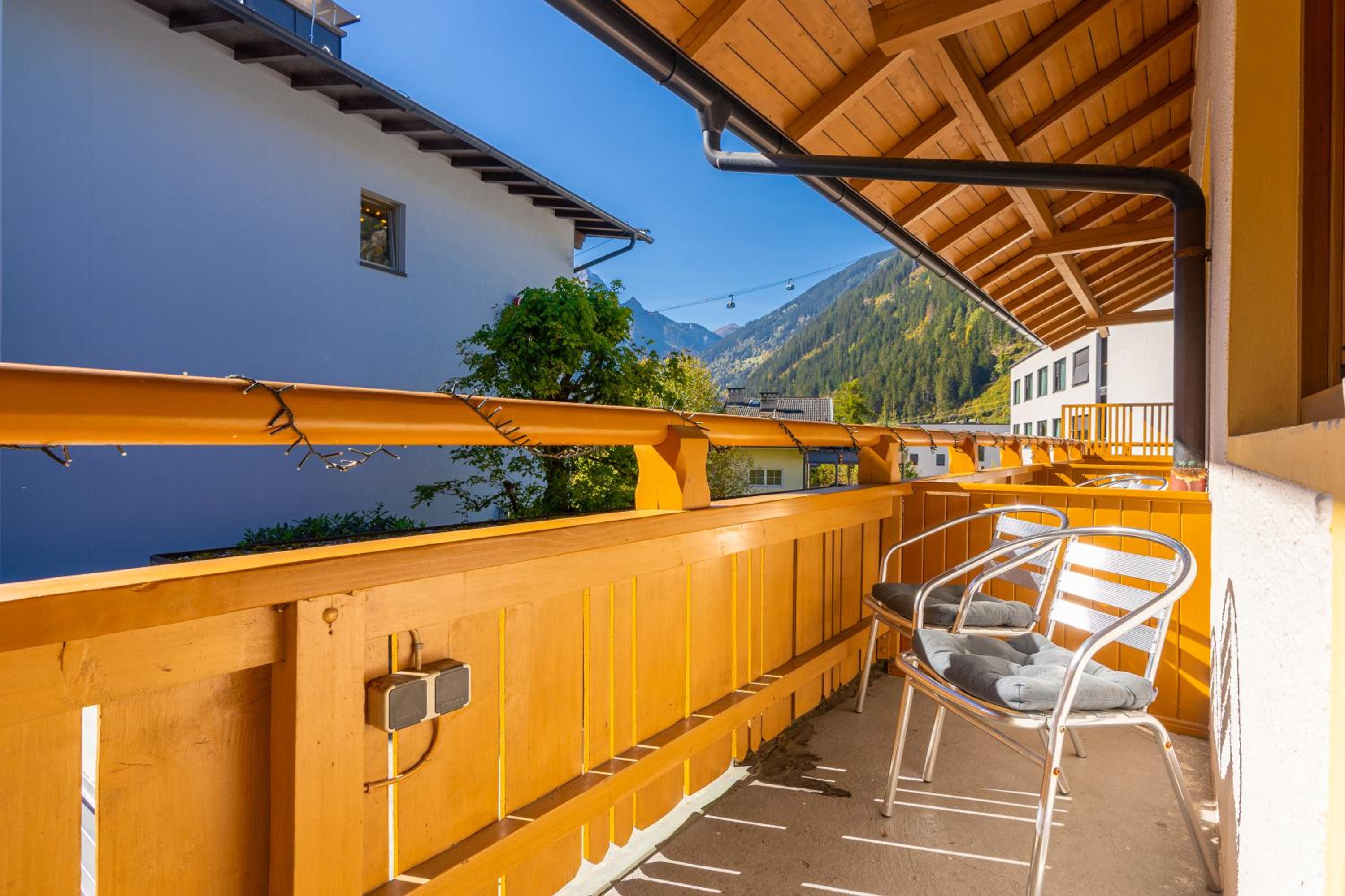 Triple Room with Balcony - Photo 22