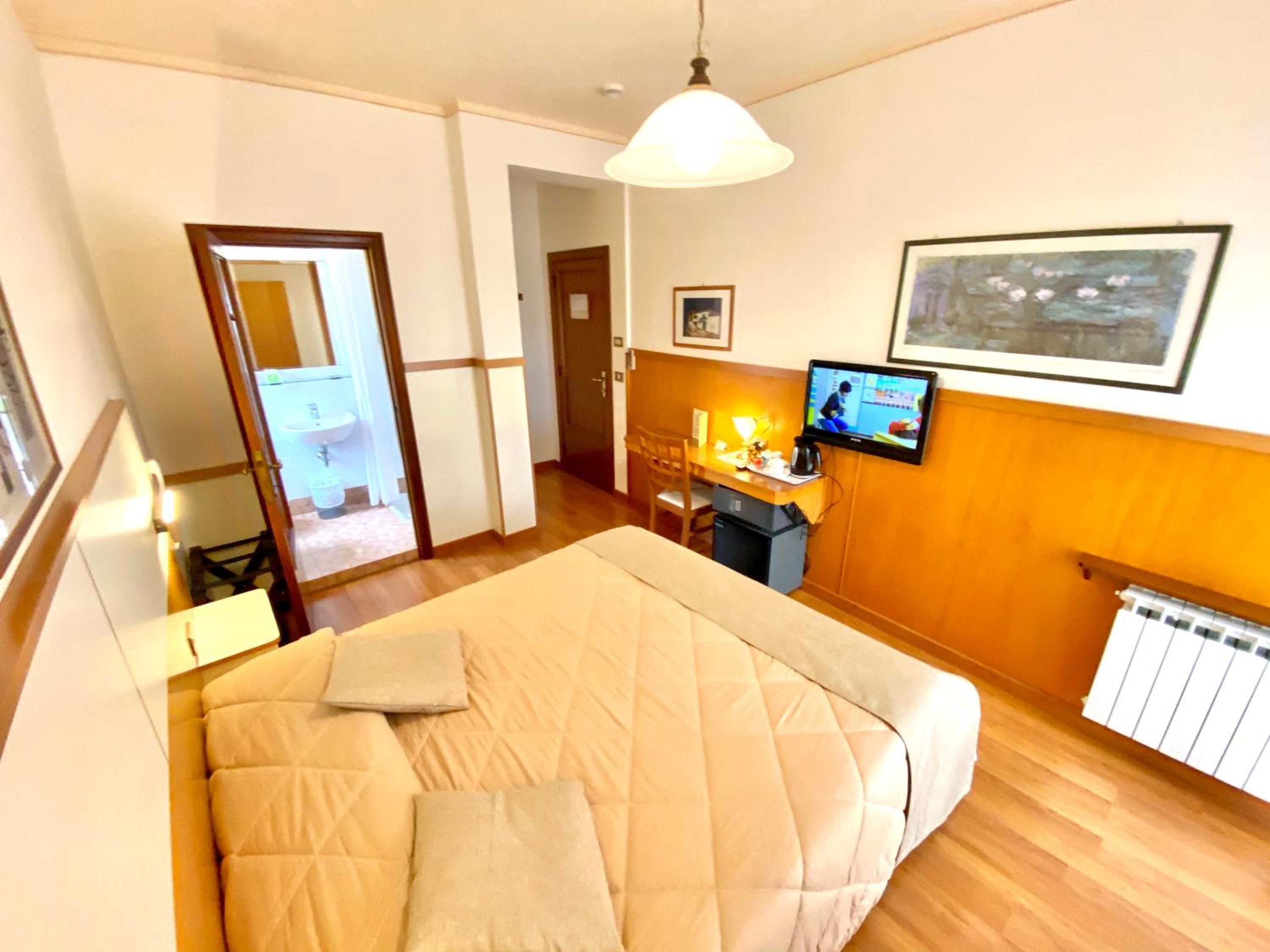 Double or Twin Room with Terrace - Photo 11