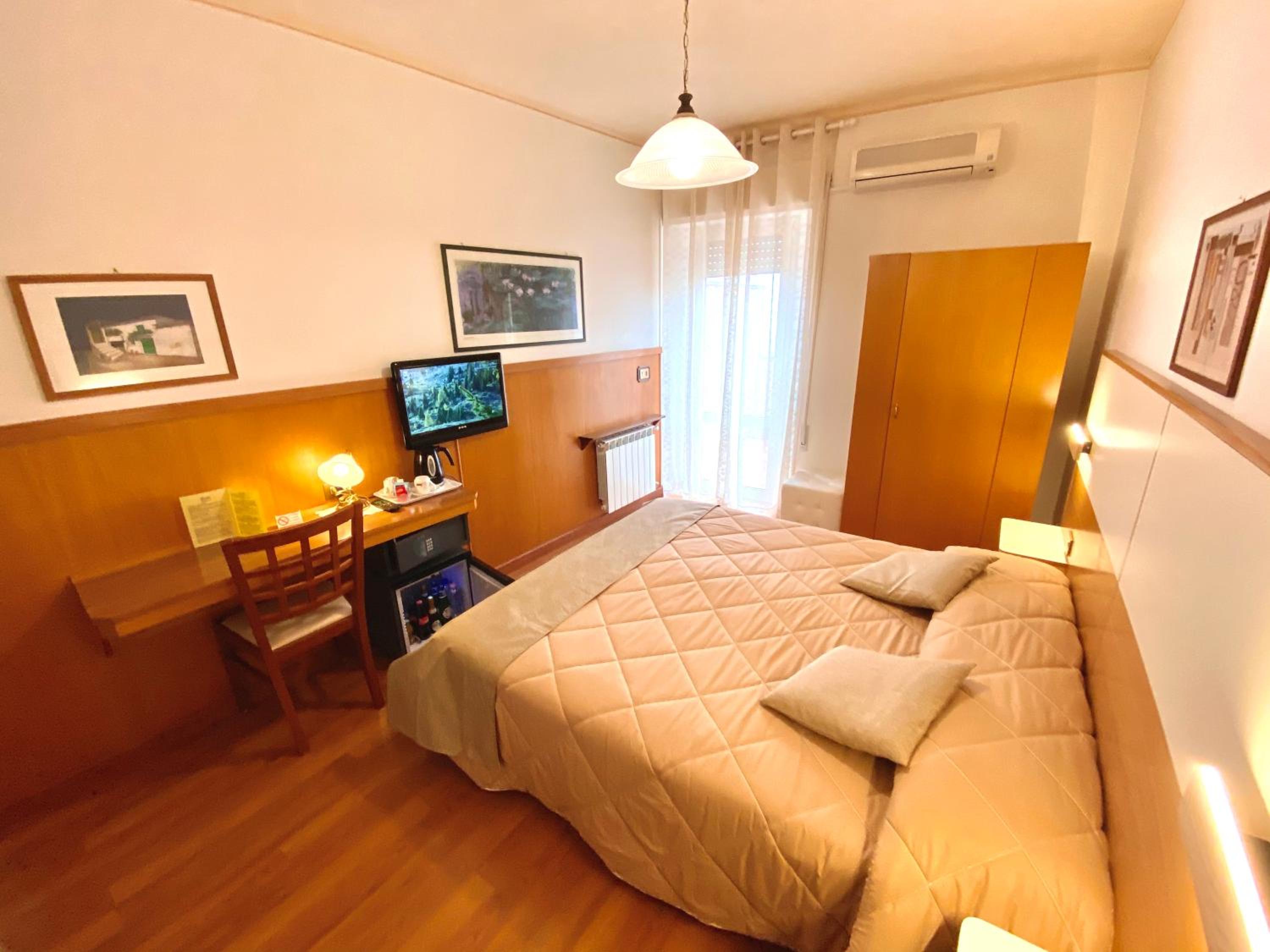 Double or Twin Room with Terrace - Photo 10