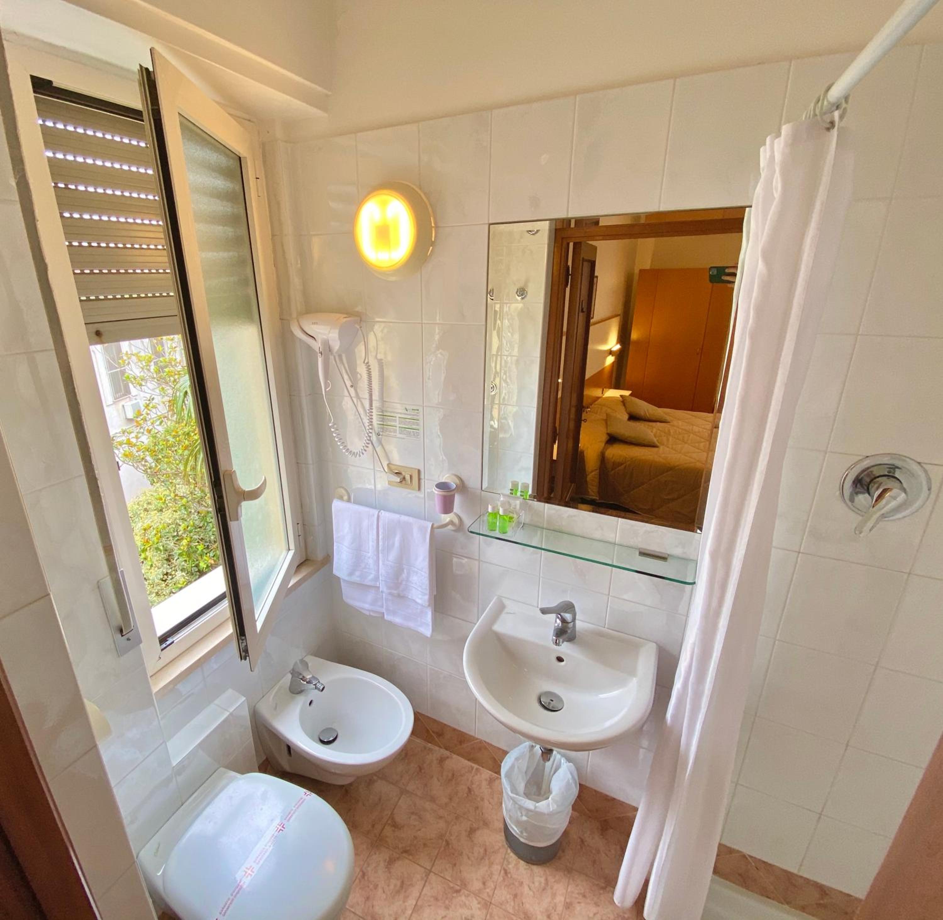 Double or Twin Room with Terrace - Photo 9