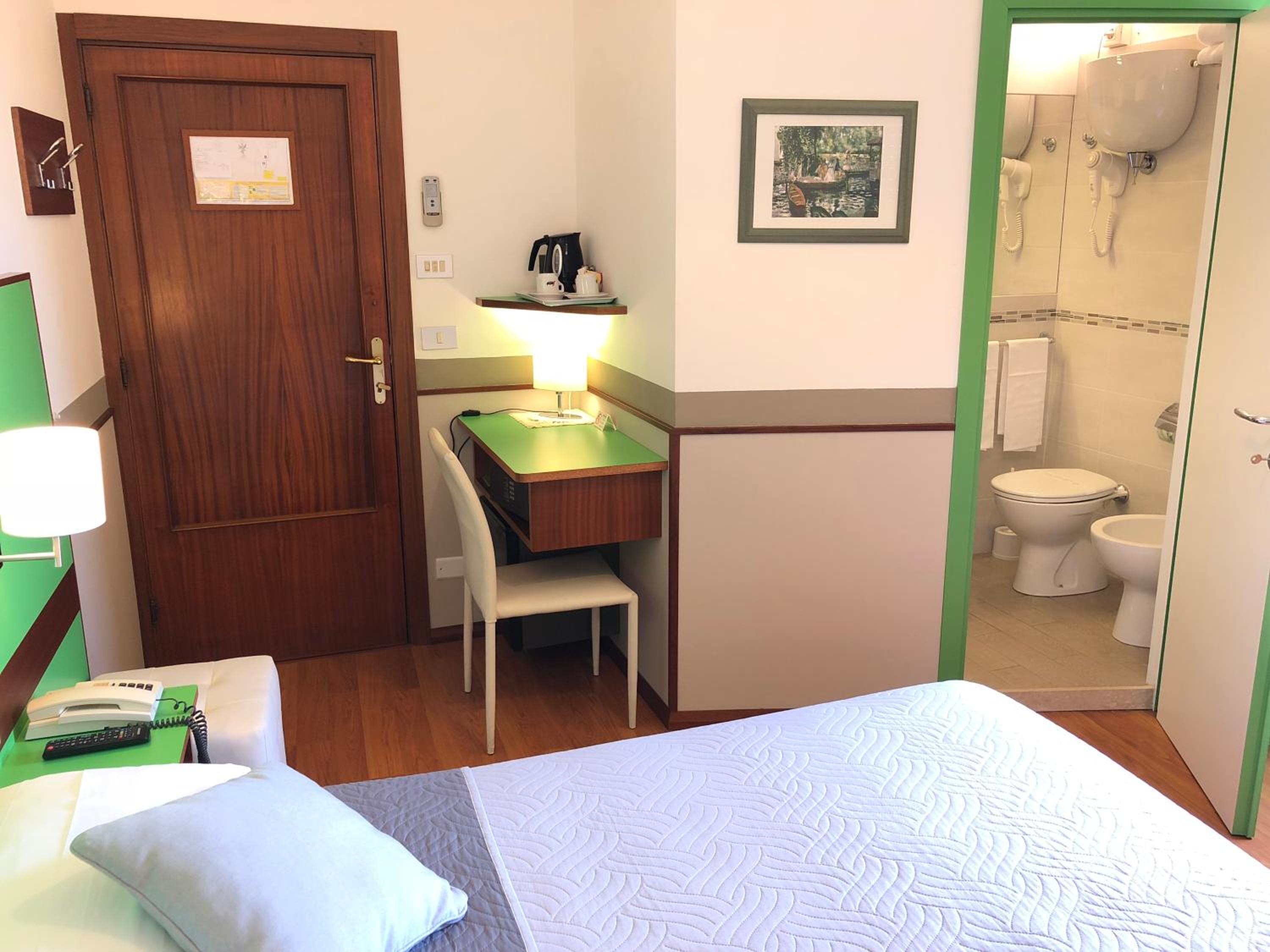 Double or Twin Room with Terrace - Photo 6