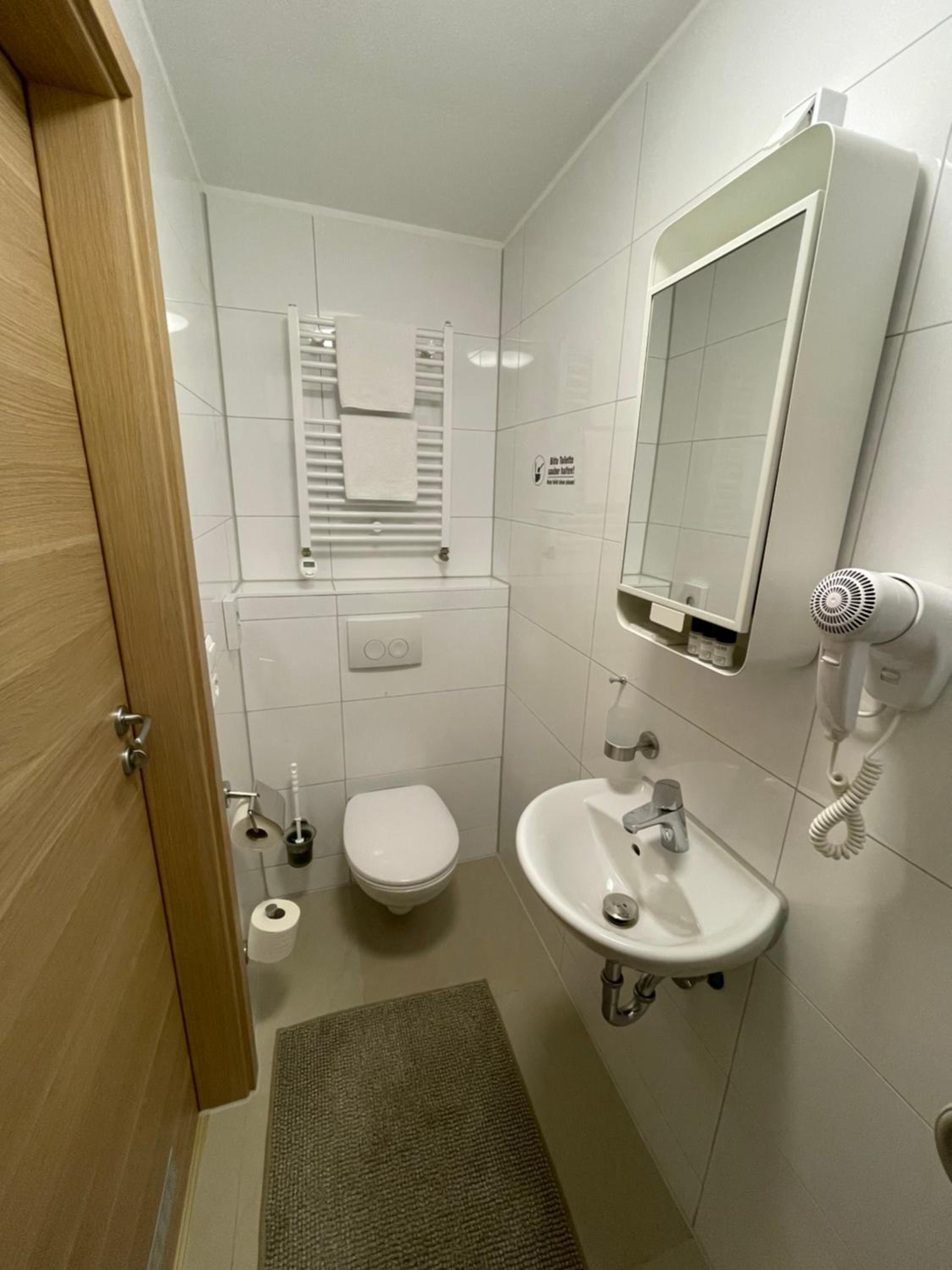 Standard Double or Twin Room - Photo 6