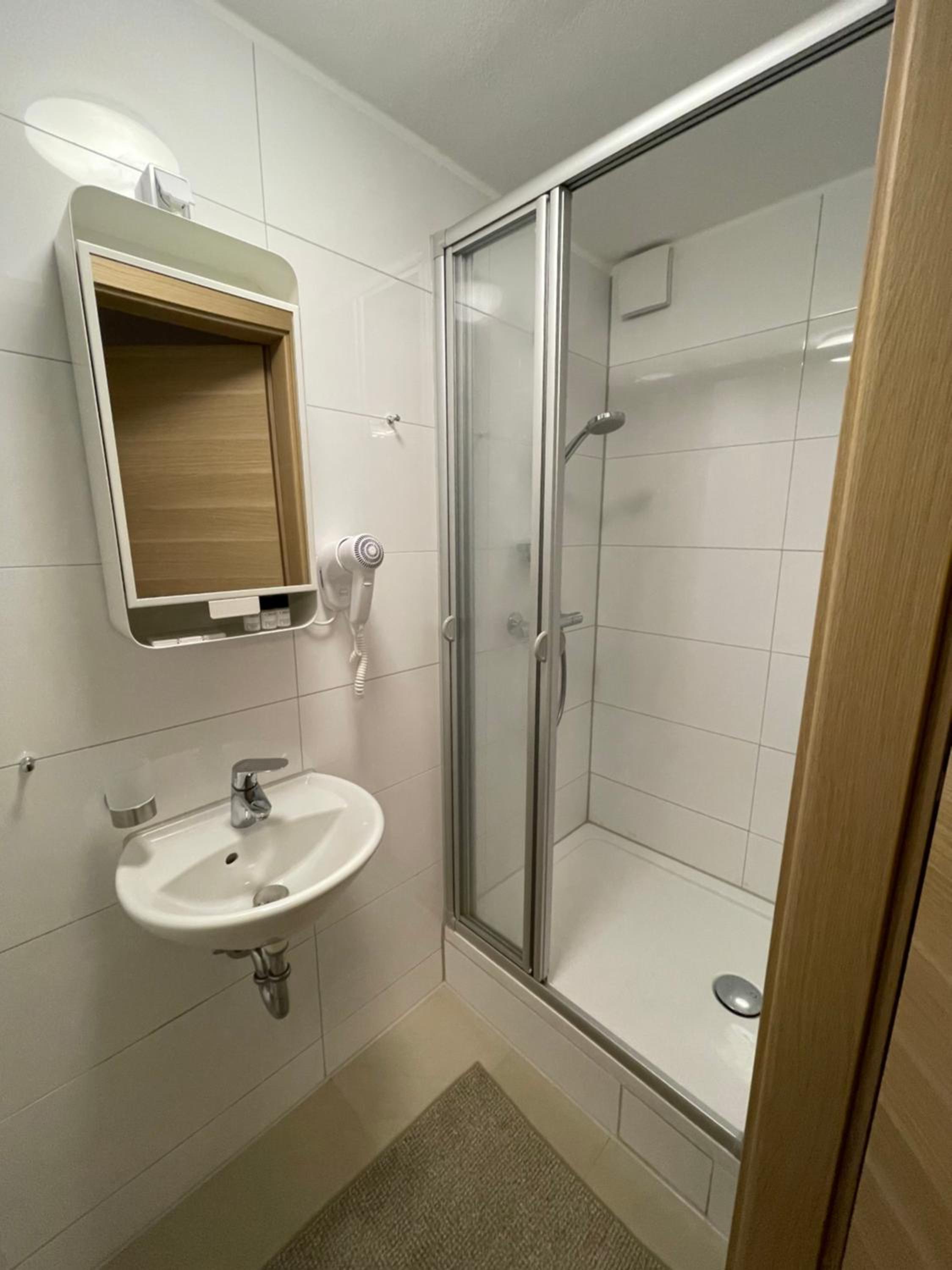 Standard Double or Twin Room - Photo 5