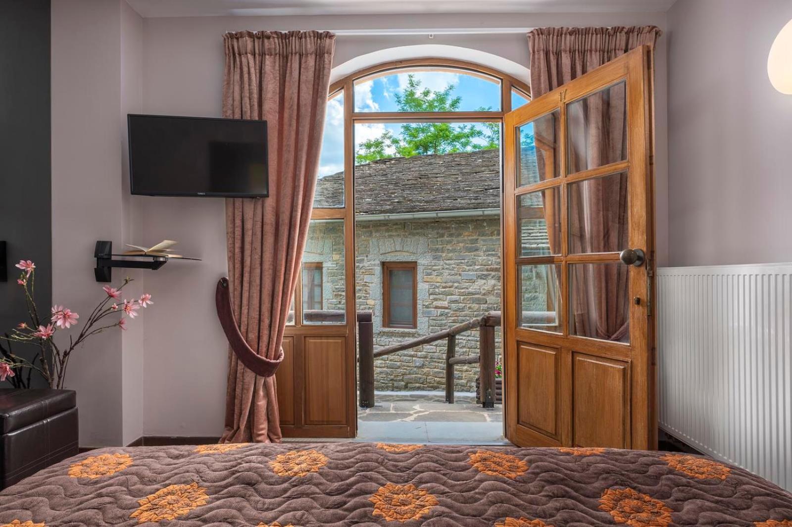 King Suite with Spa Bath - Photo 2