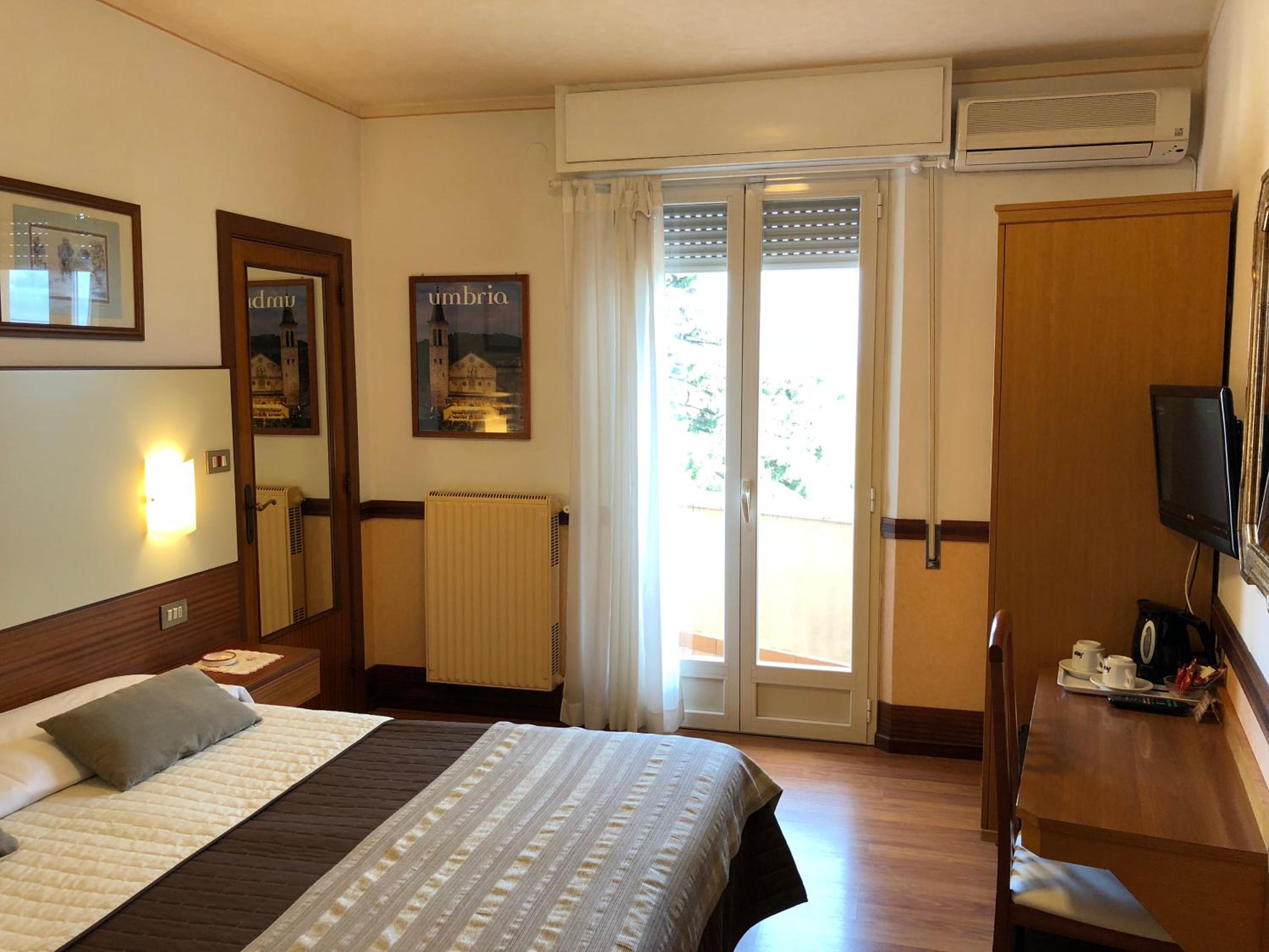 Double or Twin Room with Terrace - Photo 14