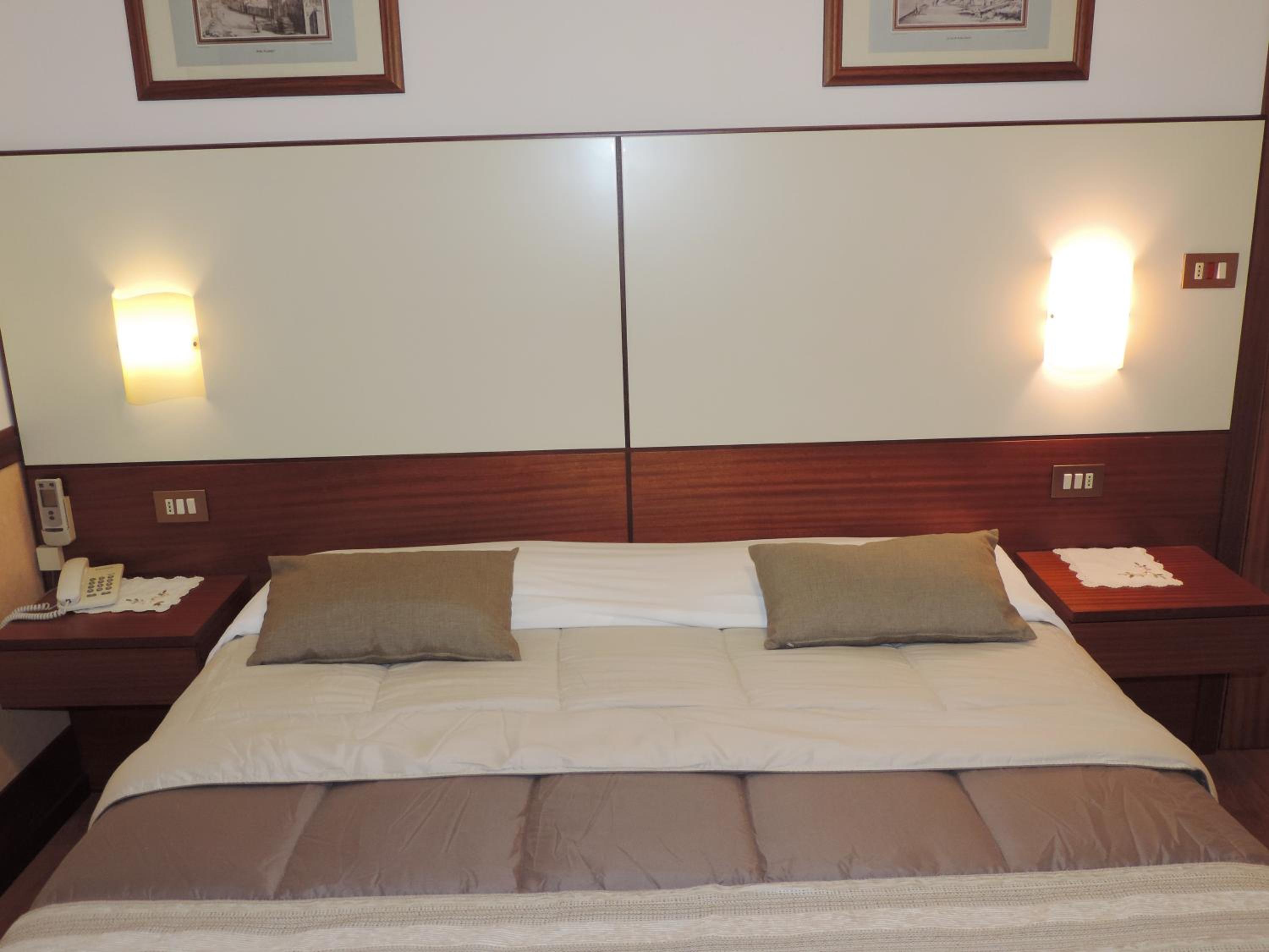 Double or Twin Room with Terrace - Photo 16
