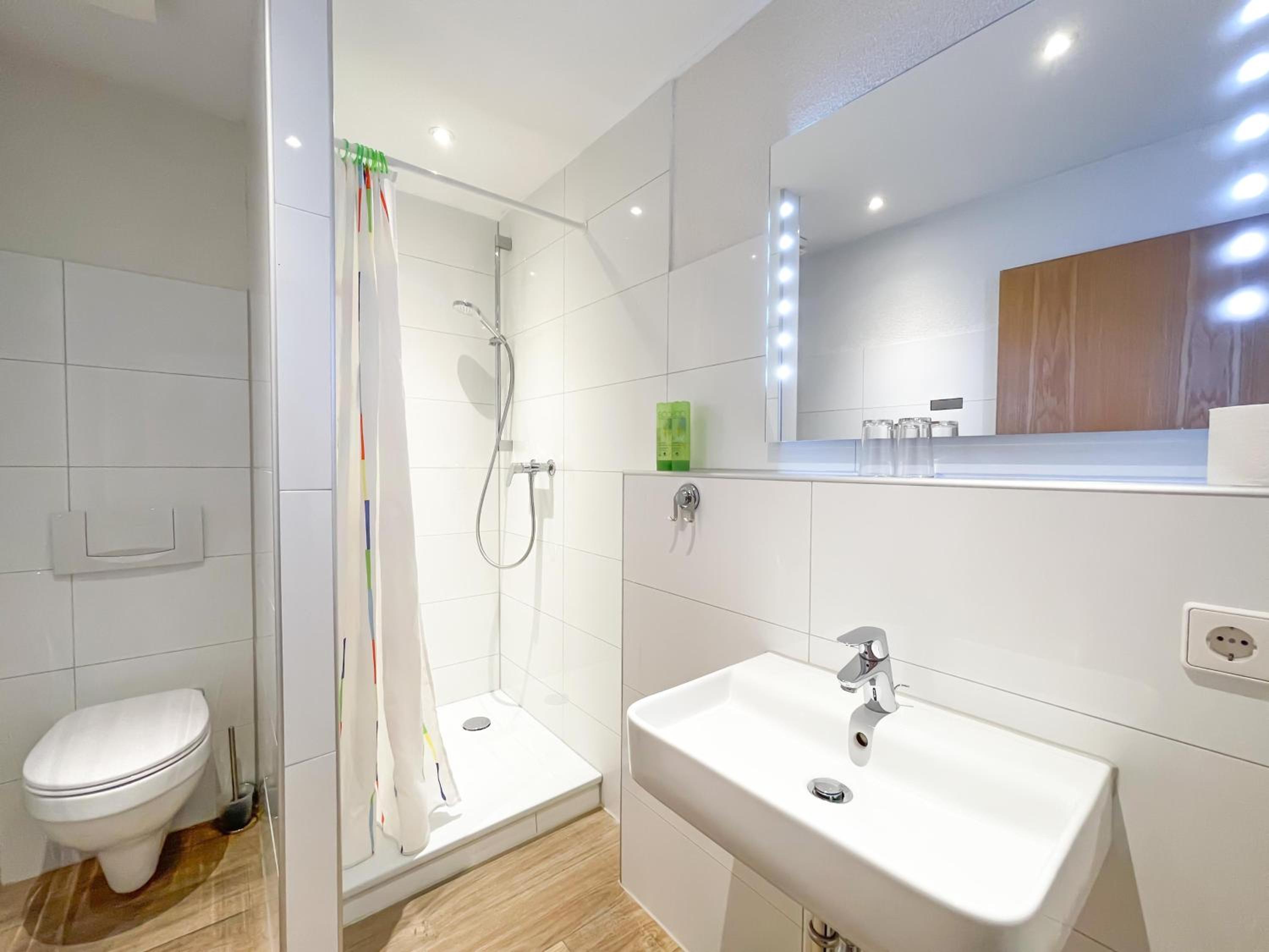 Double Room with queensize bed - Photo 2