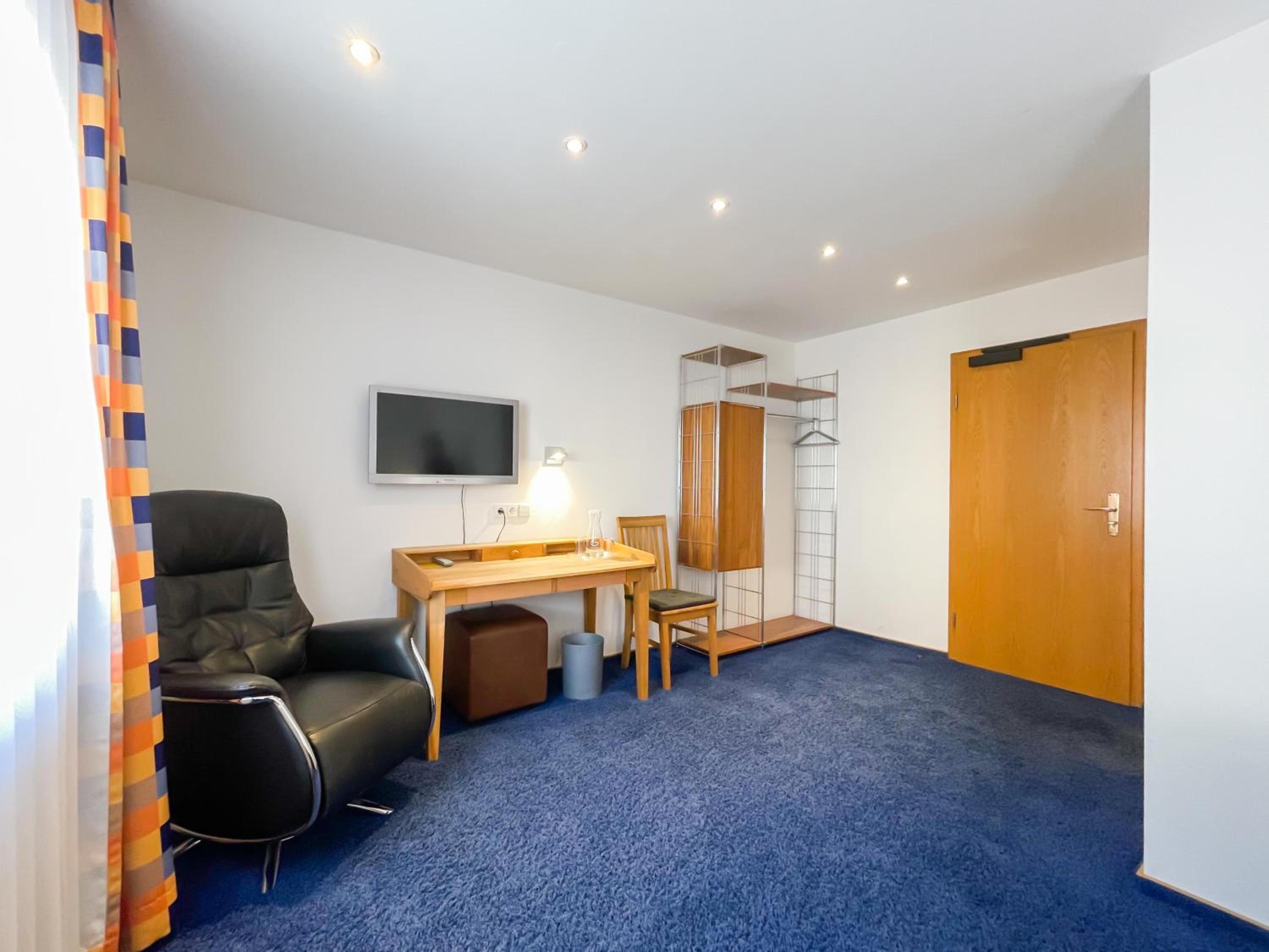Double Room with queensize bed - Photo 6