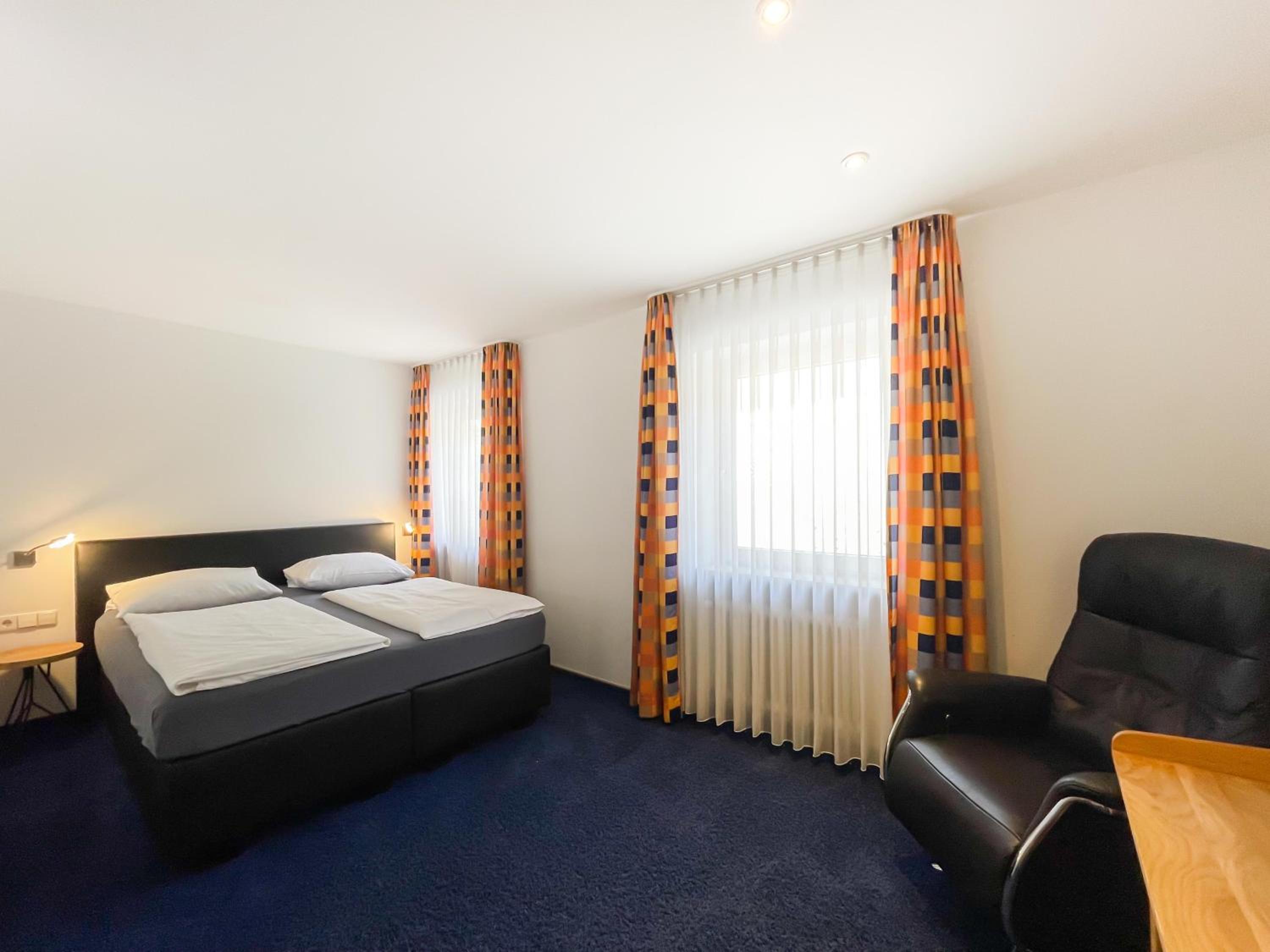 Double Room with queensize bed - Photo 5