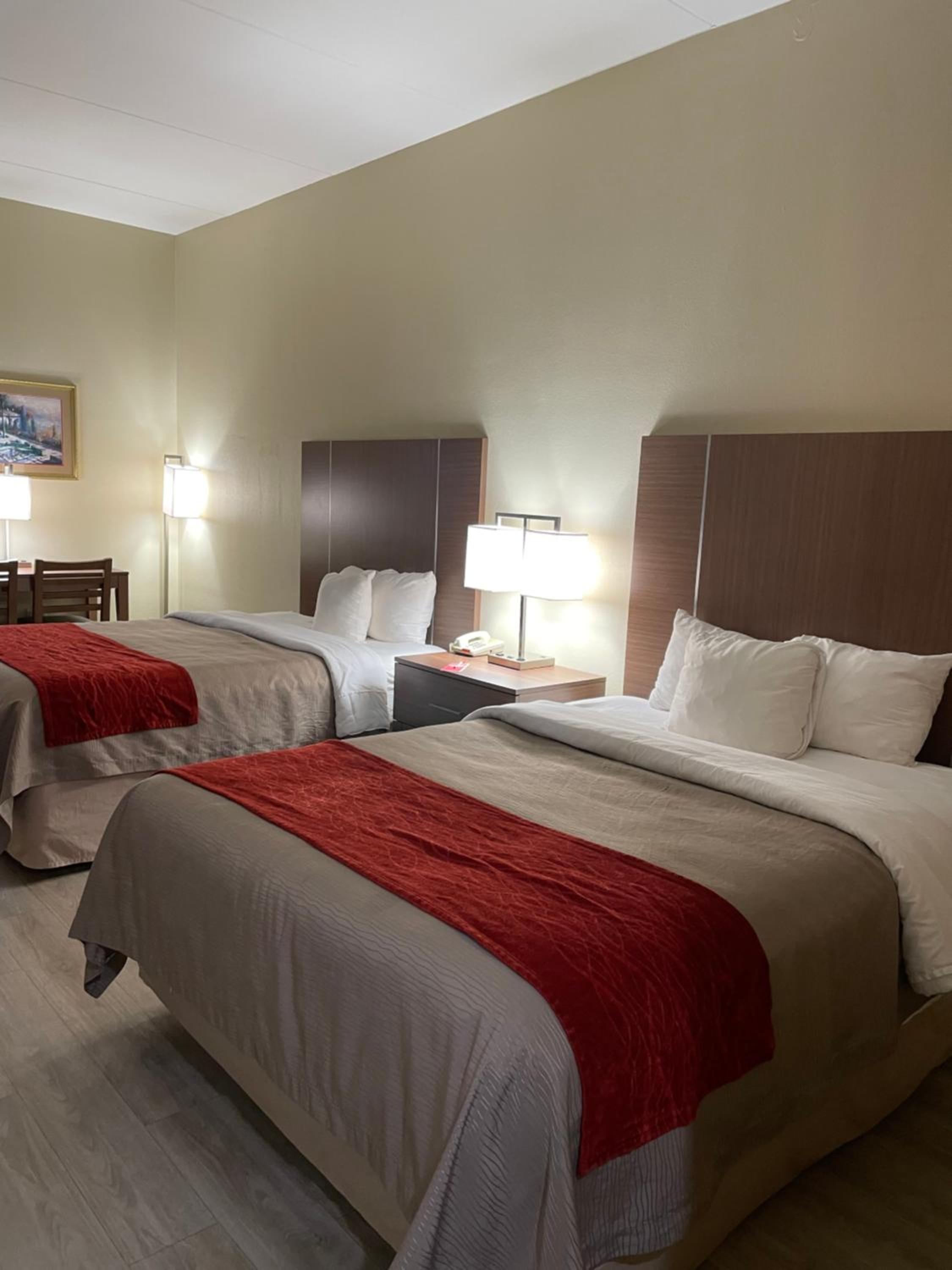 Queen Room with Two Queen Beds - Non-Smoking - Photo 6