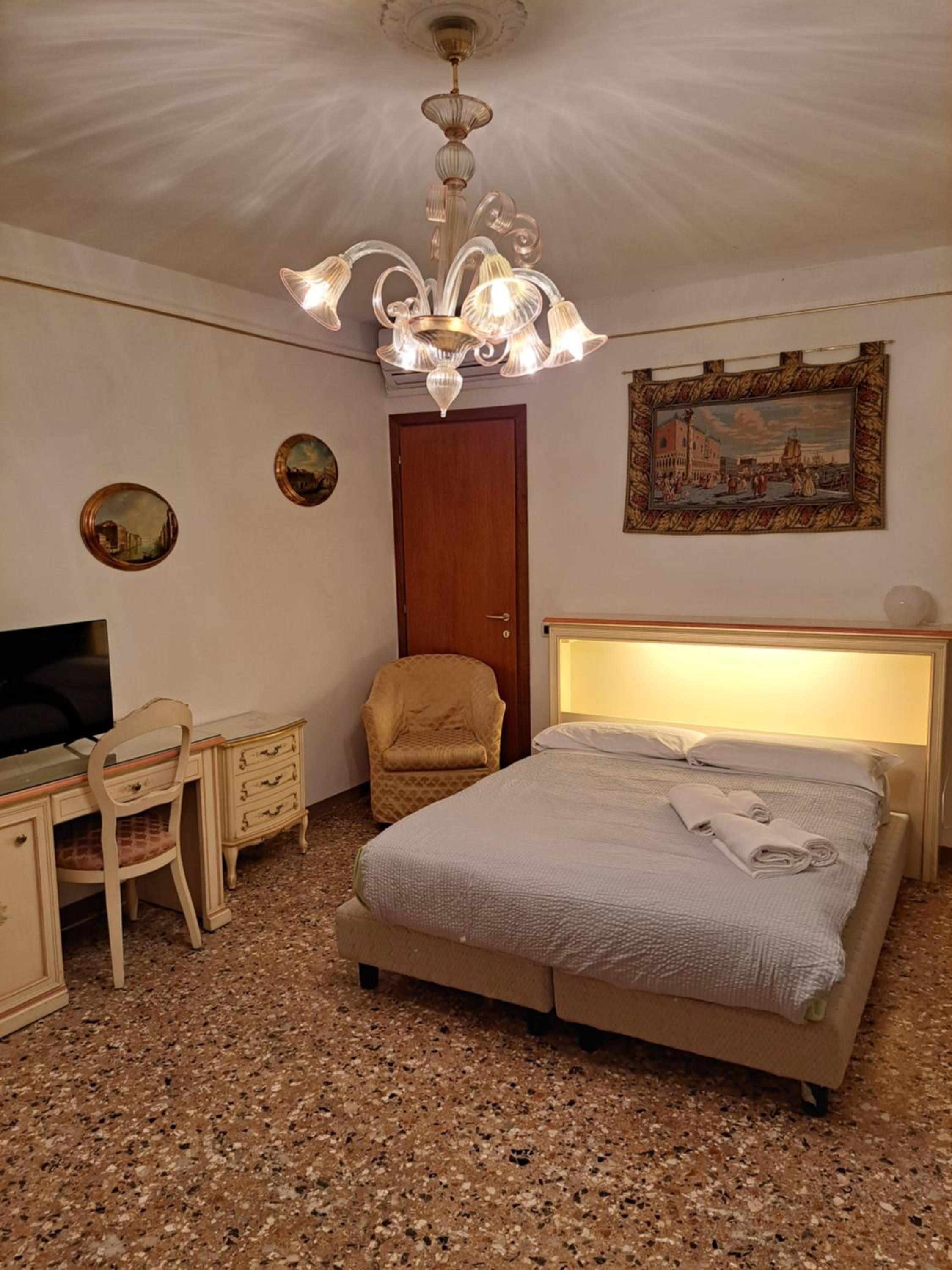 Double Room with Private External Bathroom photo 2