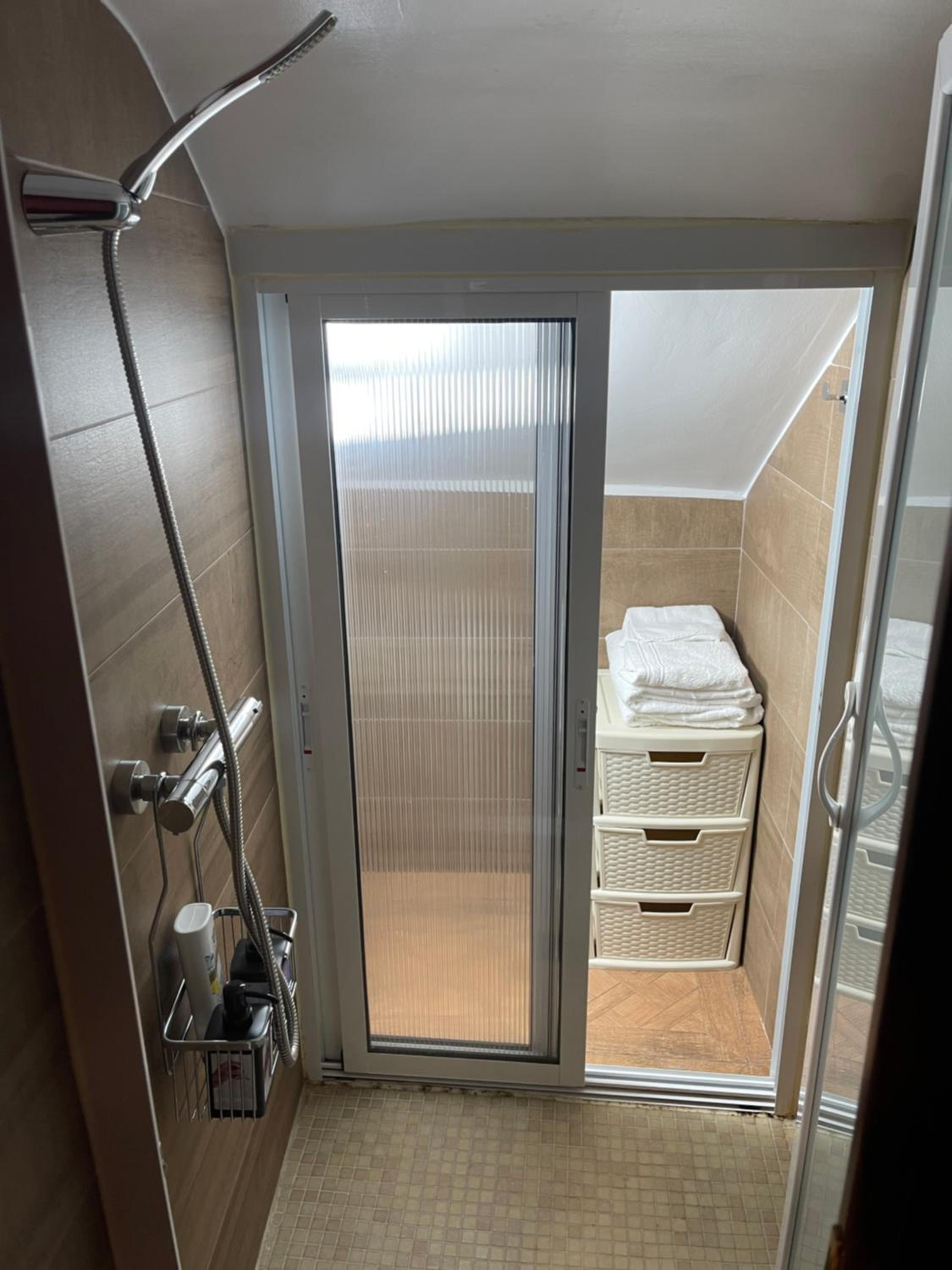 Apartment with Shower photo 3