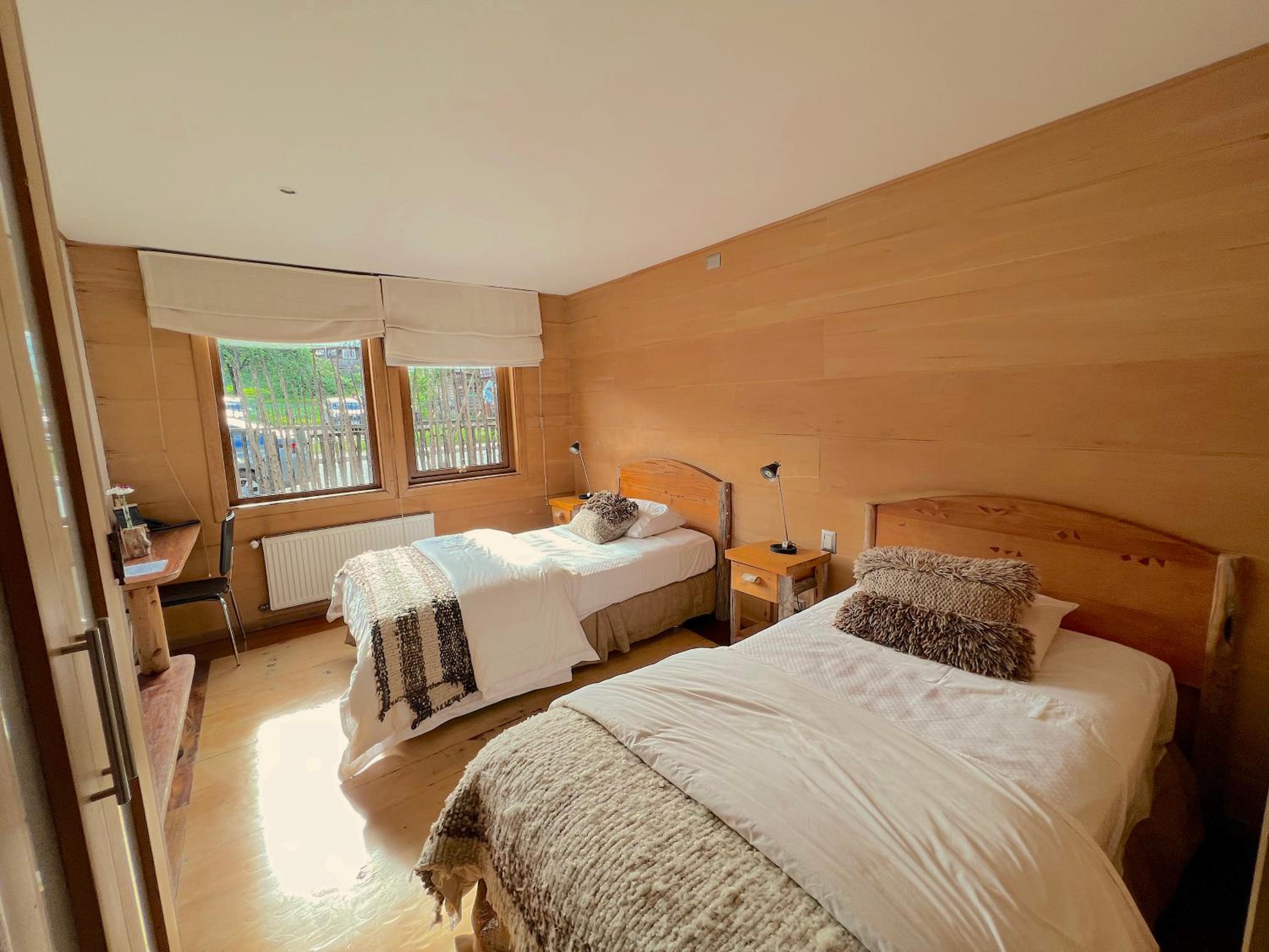 Standard Twin Room with Street View - 2 Beds photo 1