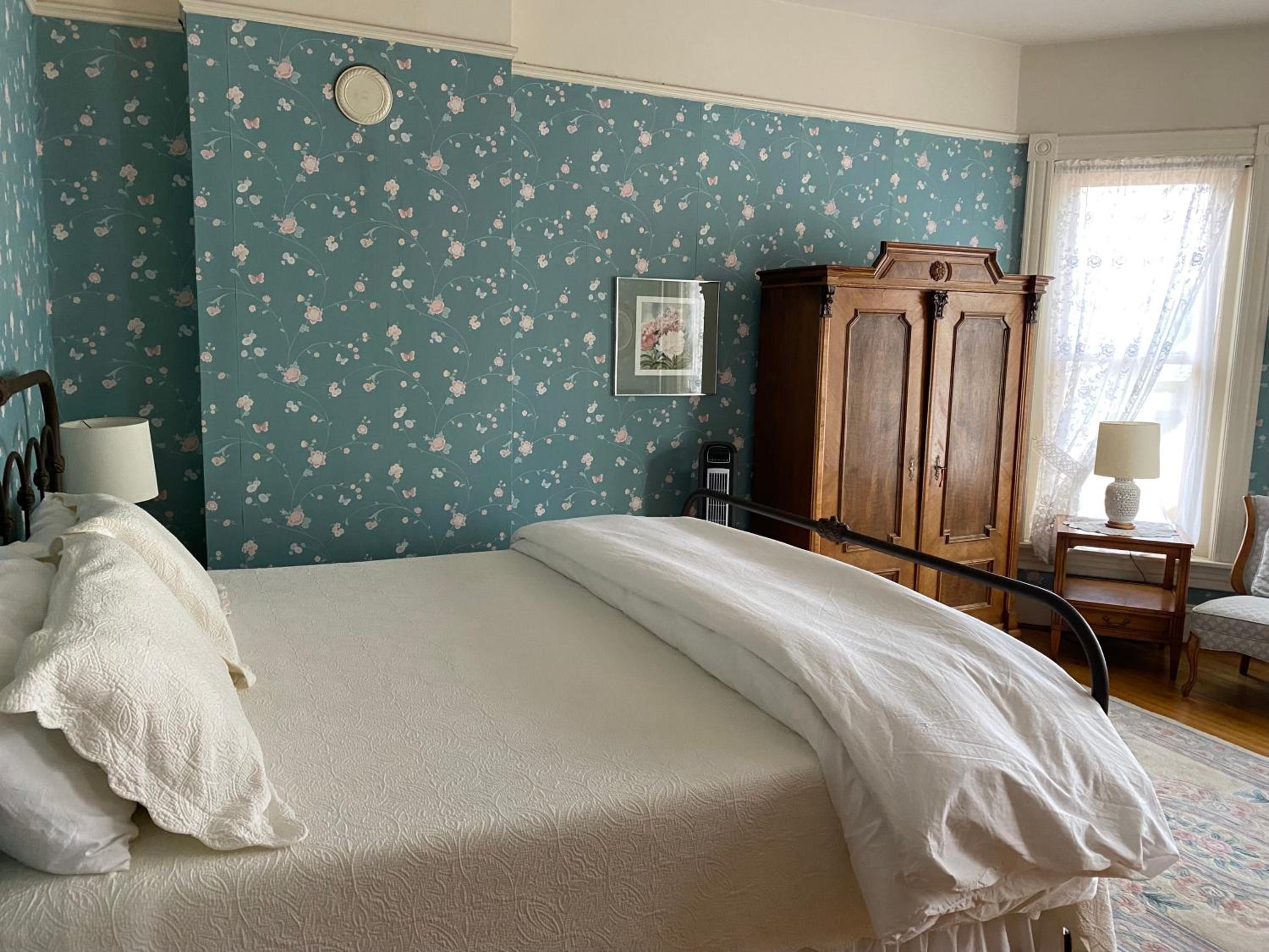 Deluxe King Suite - Photo 2