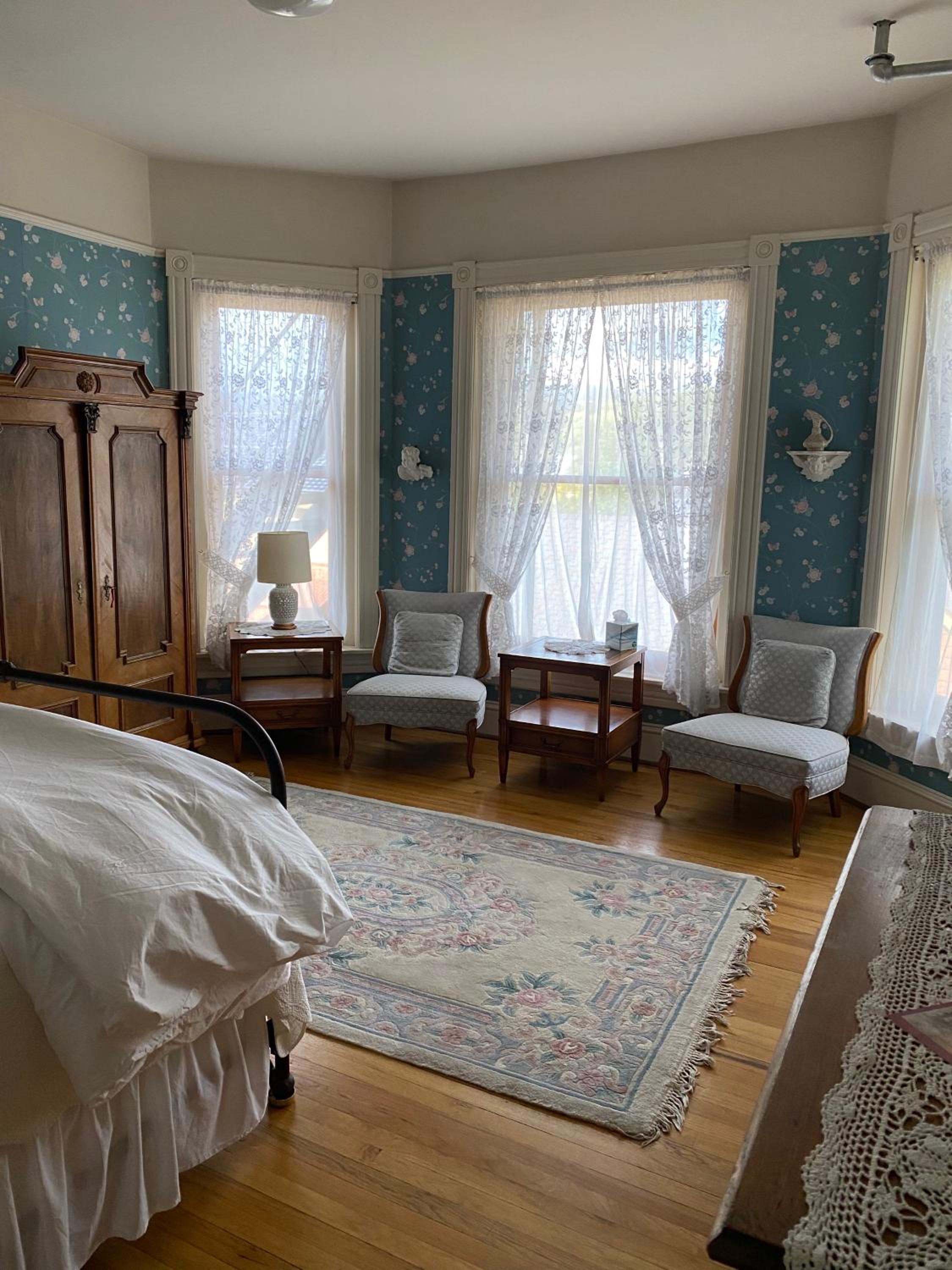 Deluxe King Suite - Photo 3