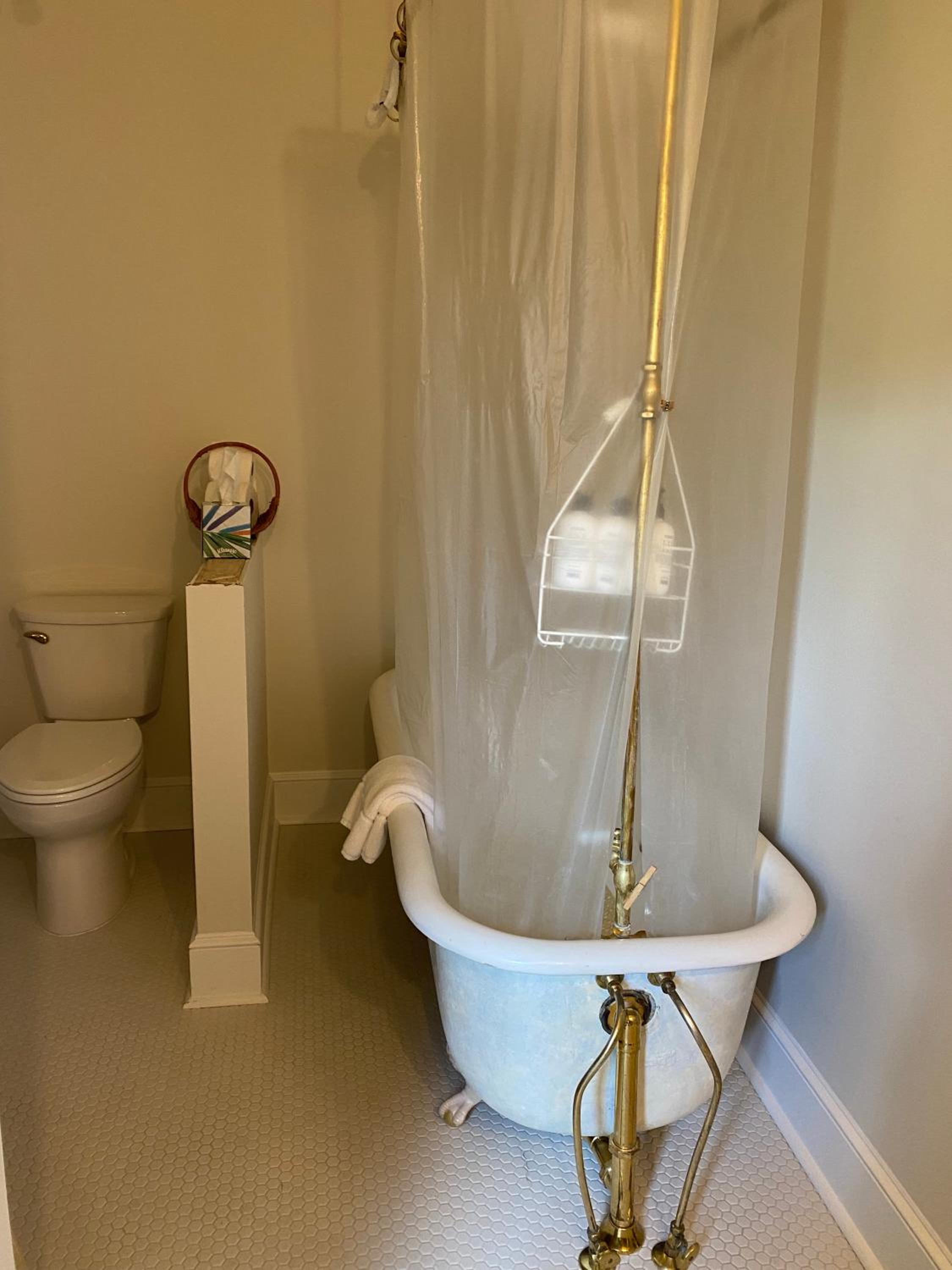 Deluxe King Suite - Photo 10