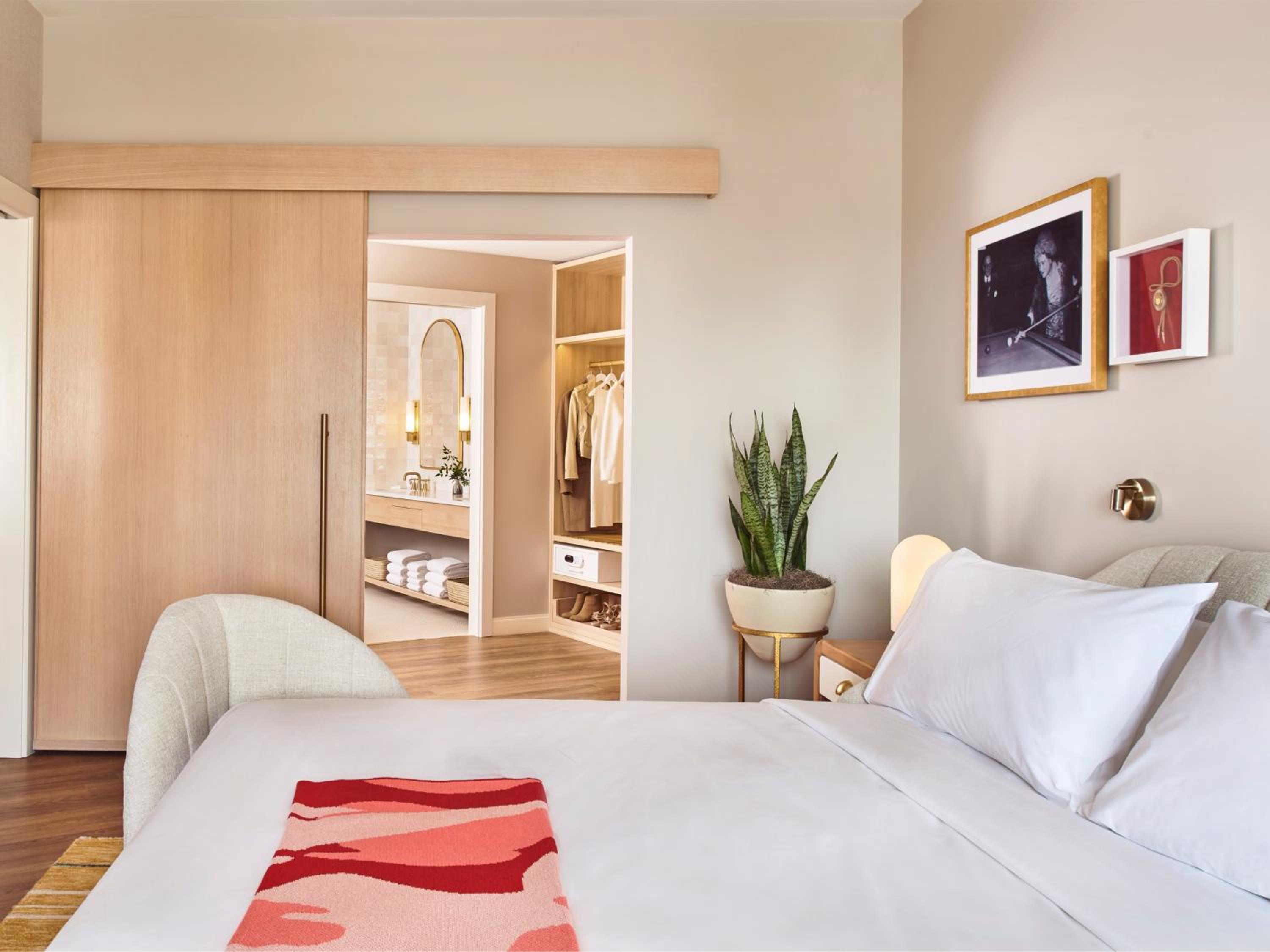 Deluxe King Suite - Photo 2