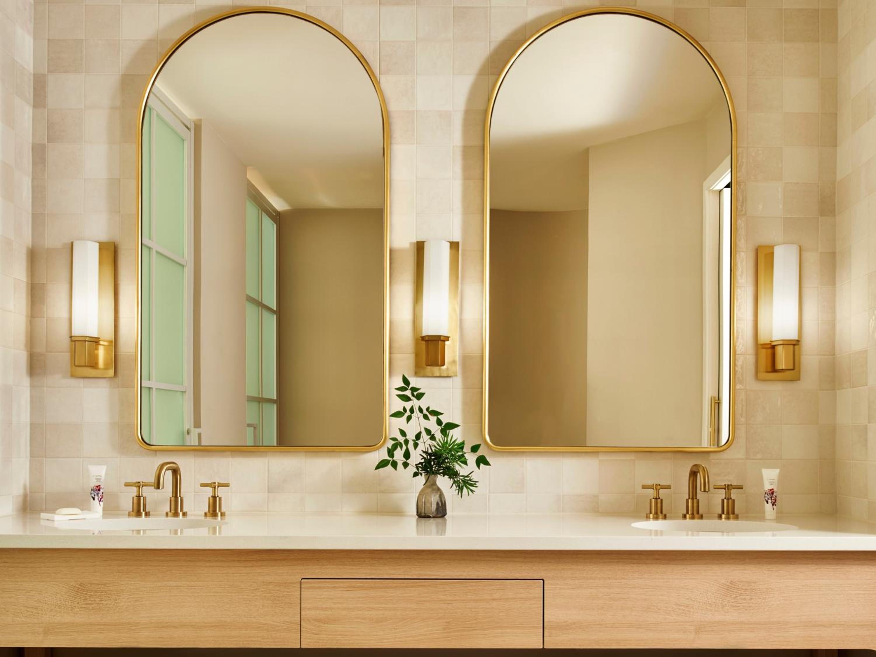 Grand King Suite with Balcony - Photo 17