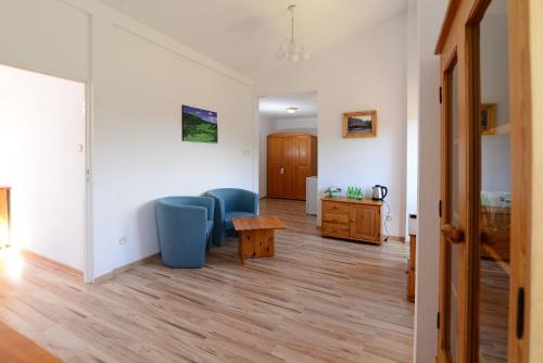 Family Room with Mountain View photo 2