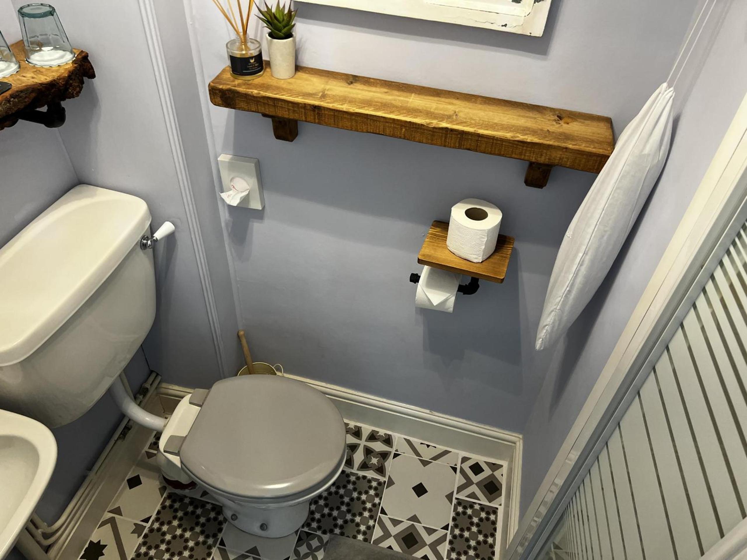 Deluxe Double Room with Shower - Photo 4